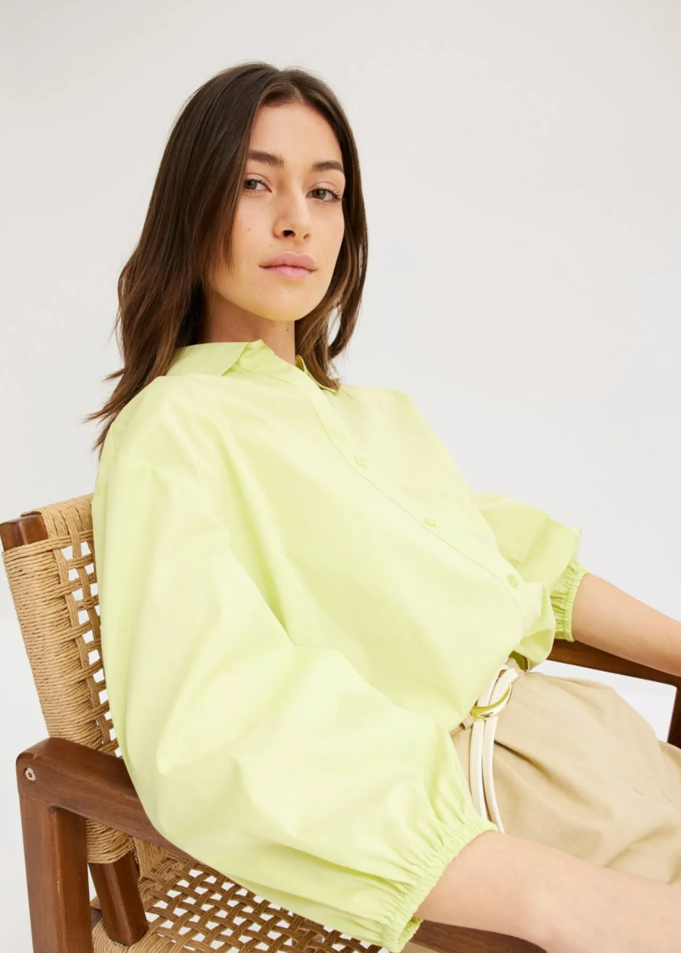 Blusa asimétrica con mangas abullonadas