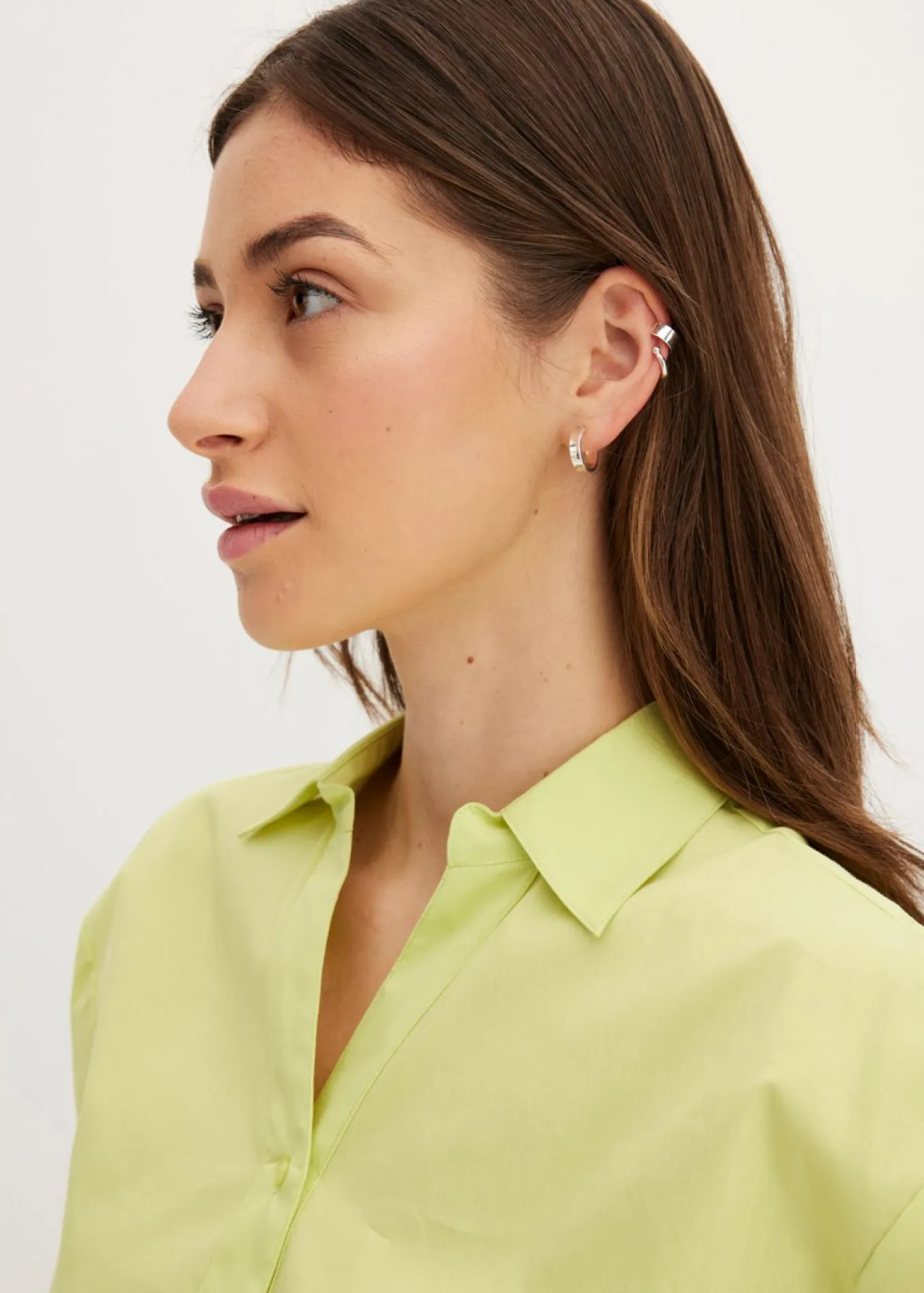 Blusa asimétrica con mangas abullonadas