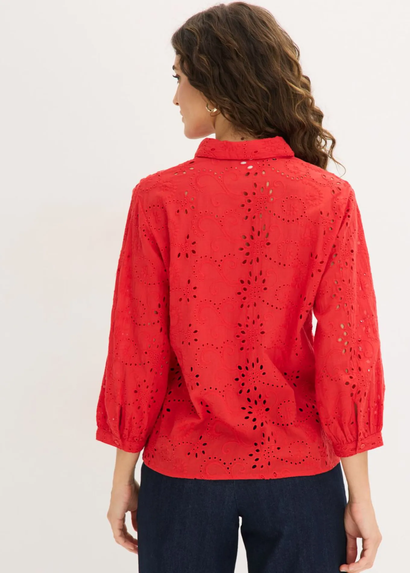 Blusa con bordado calado