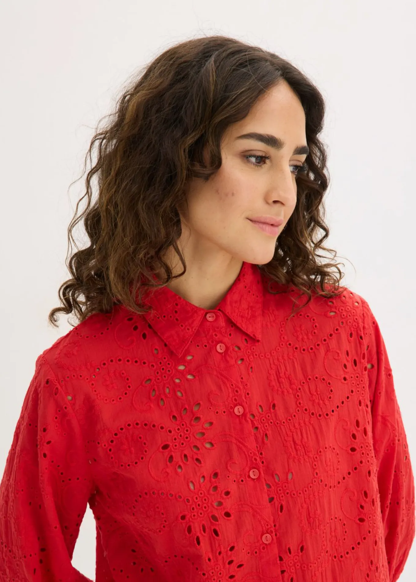 Blusa con bordado calado