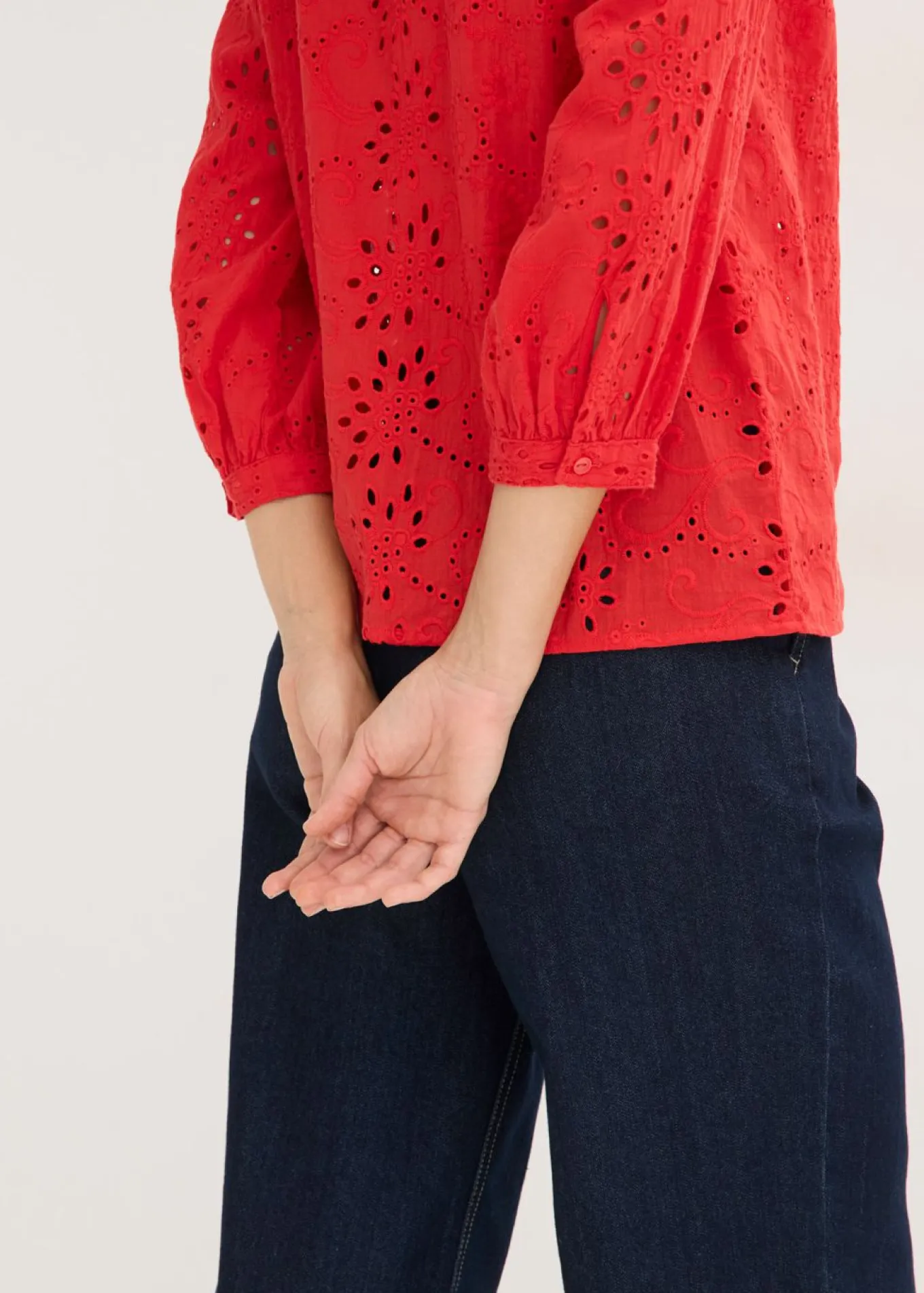 Blusa con bordado calado