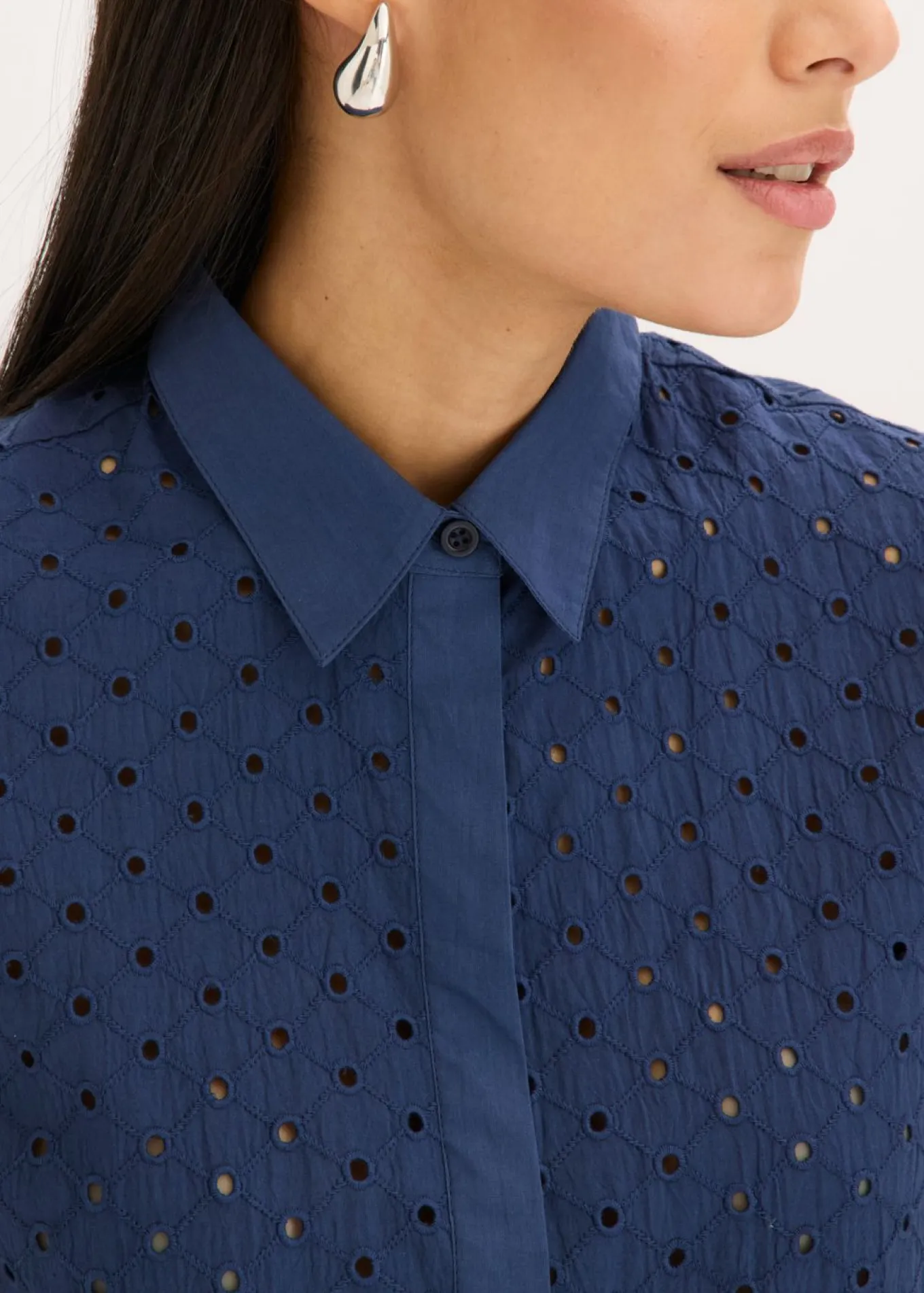Blusa con bordado calado