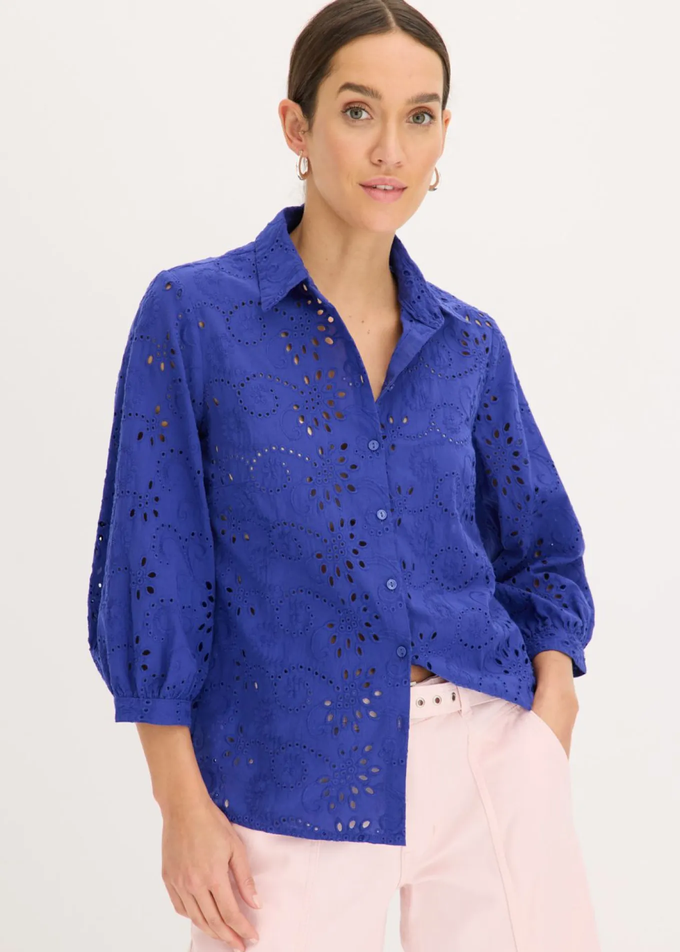 Blusa con bordado calado