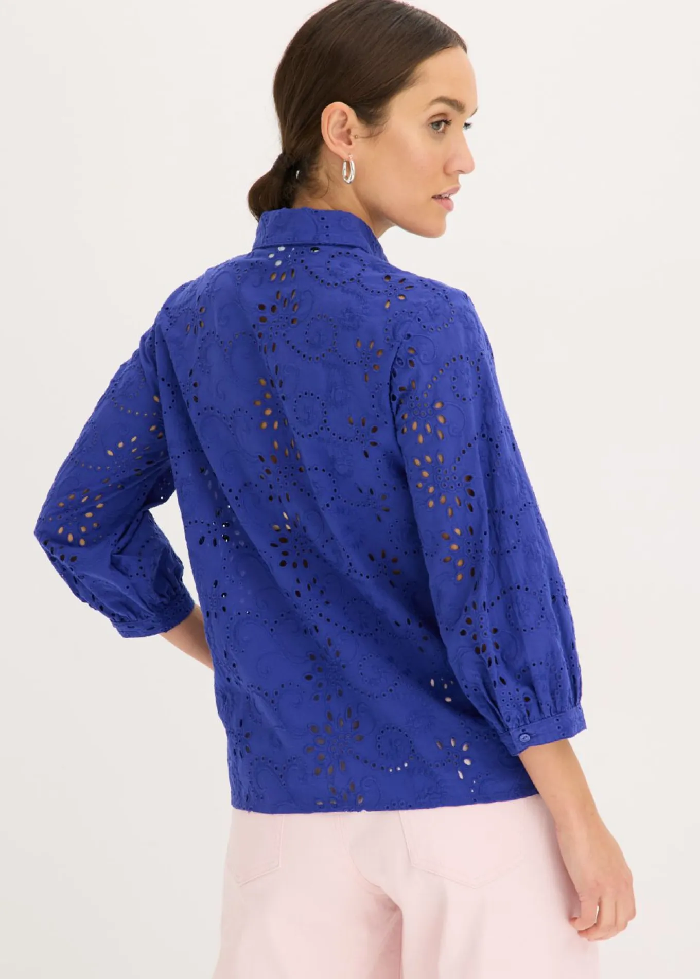 Blusa con bordado calado