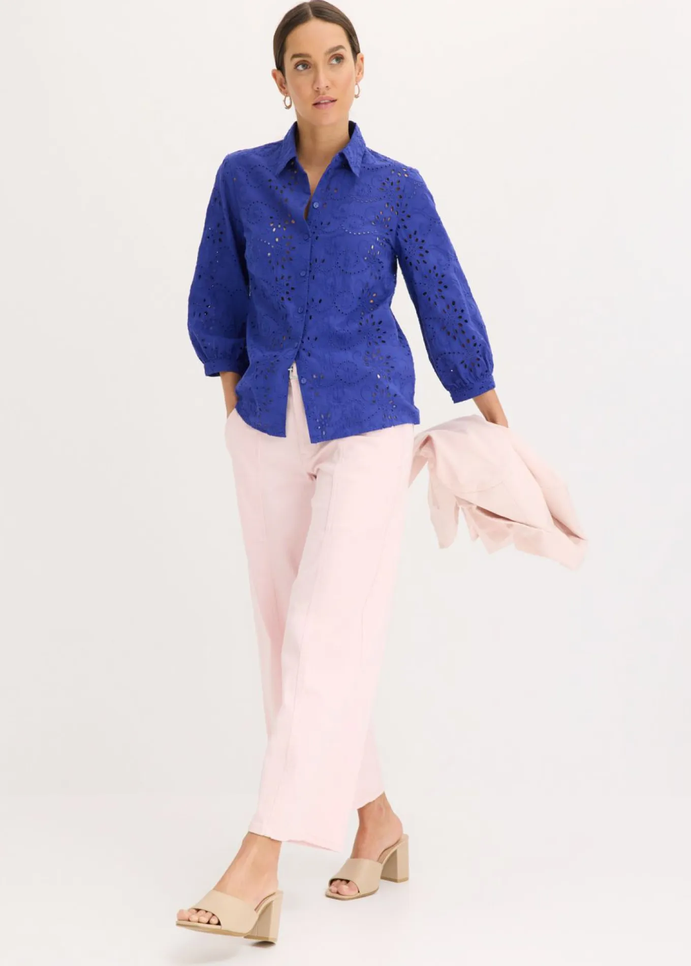 Blusa con bordado calado