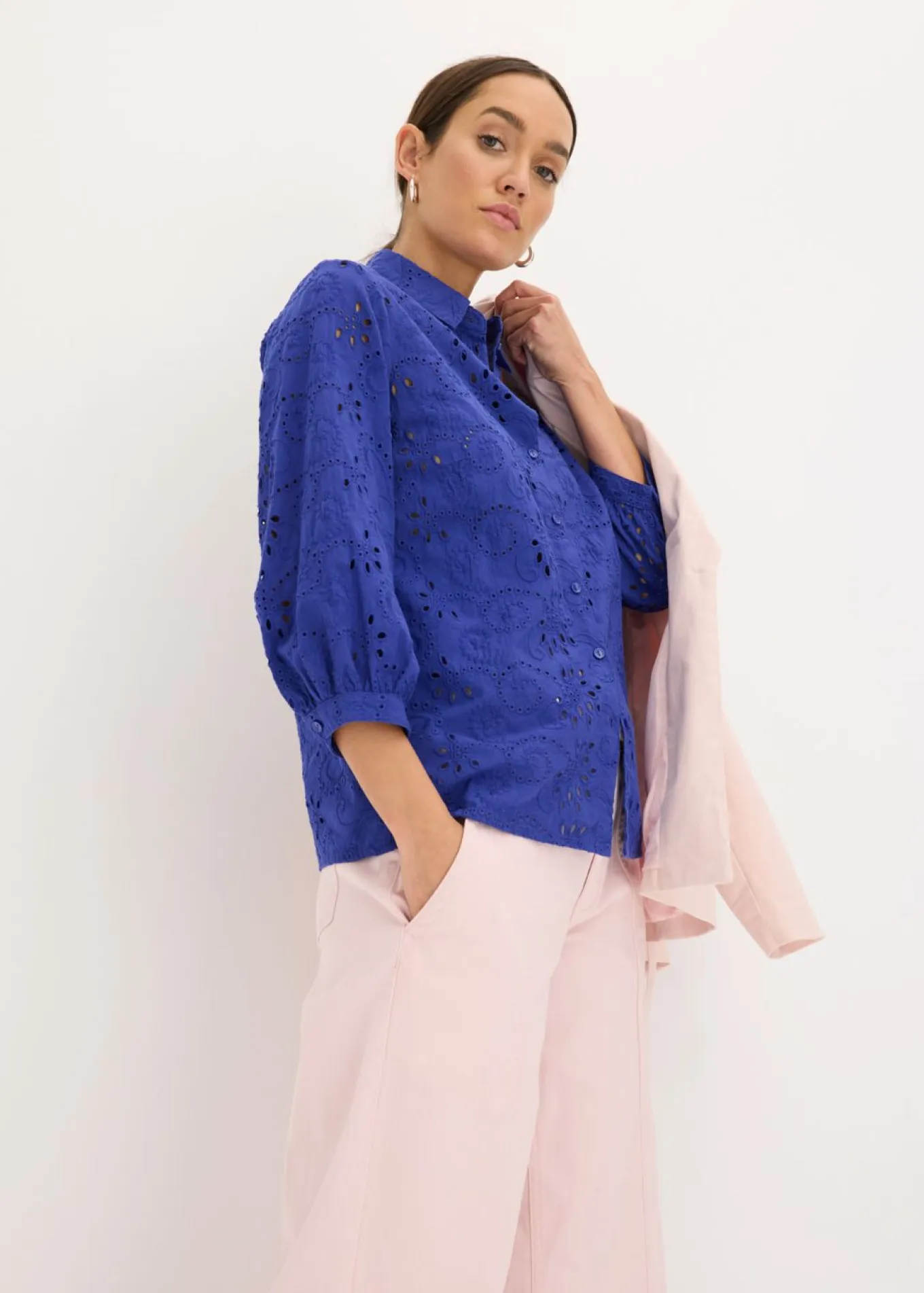 Blusa con bordado calado