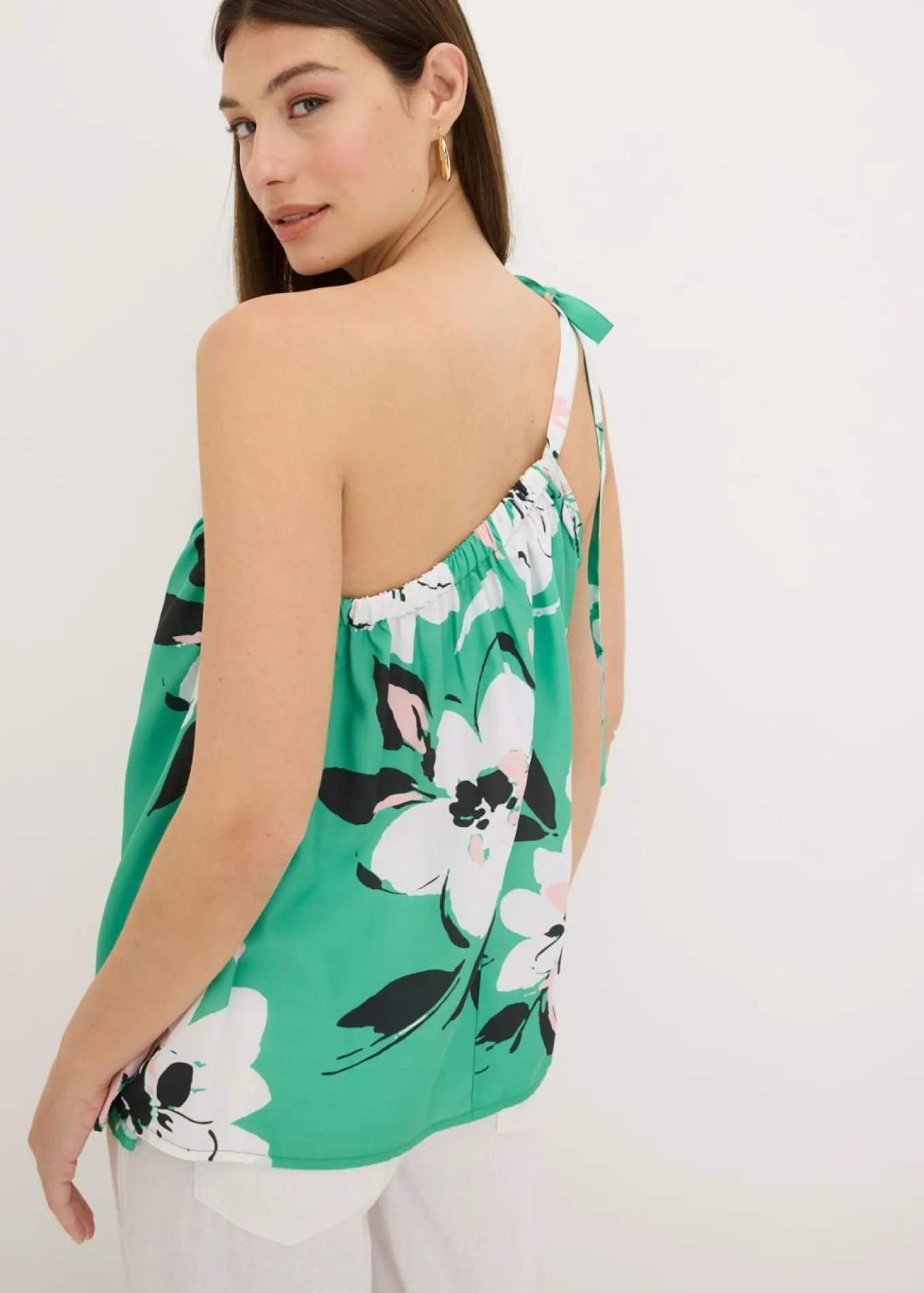 Blusa con un hombro al descubierto