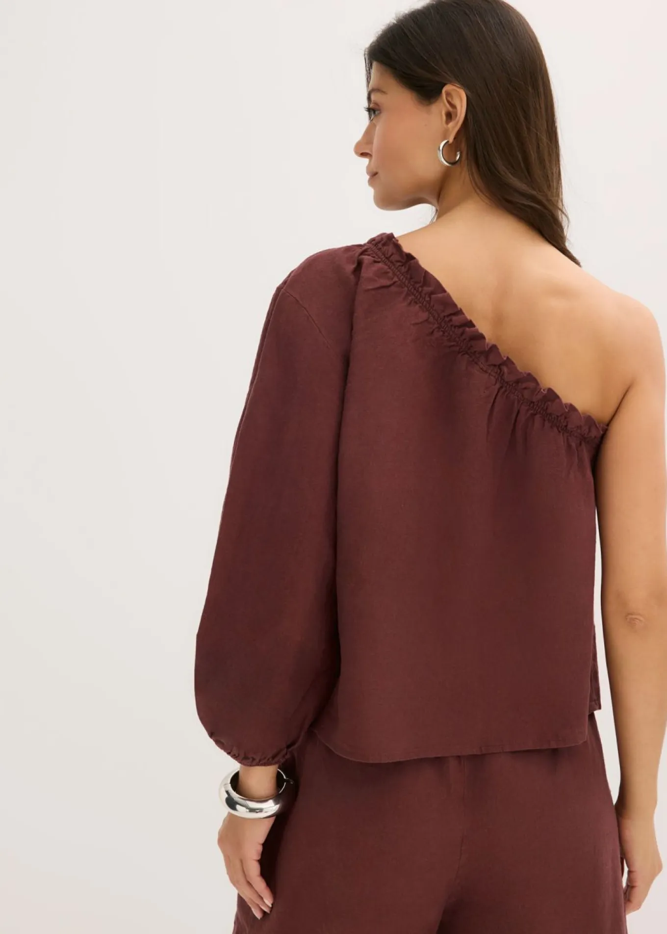 Blusa con un hombro al descubierto y contenido de lino