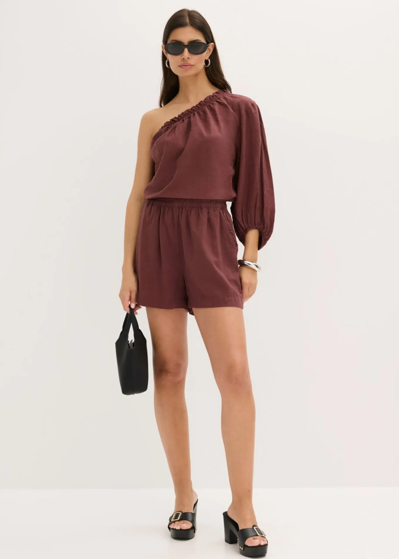 Blusa con un hombro al descubierto y contenido de lino