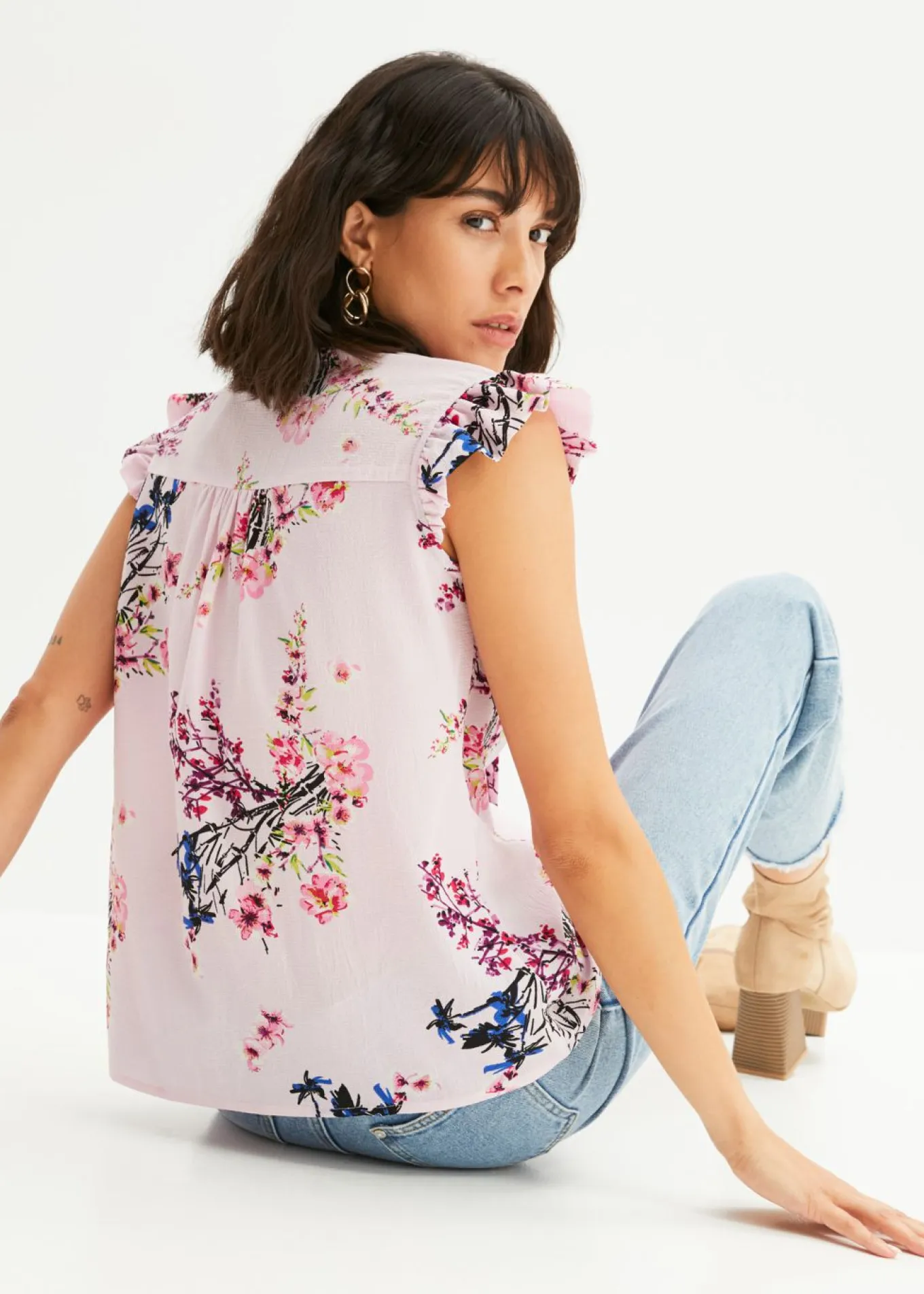 Blusa con volantes en las mangas