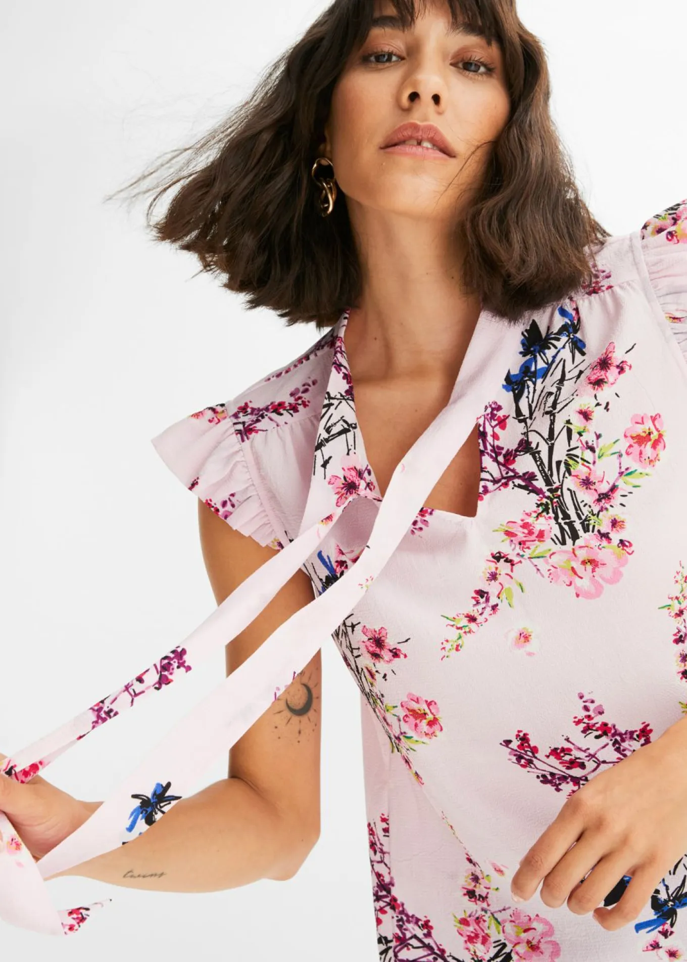 Blusa con volantes en las mangas