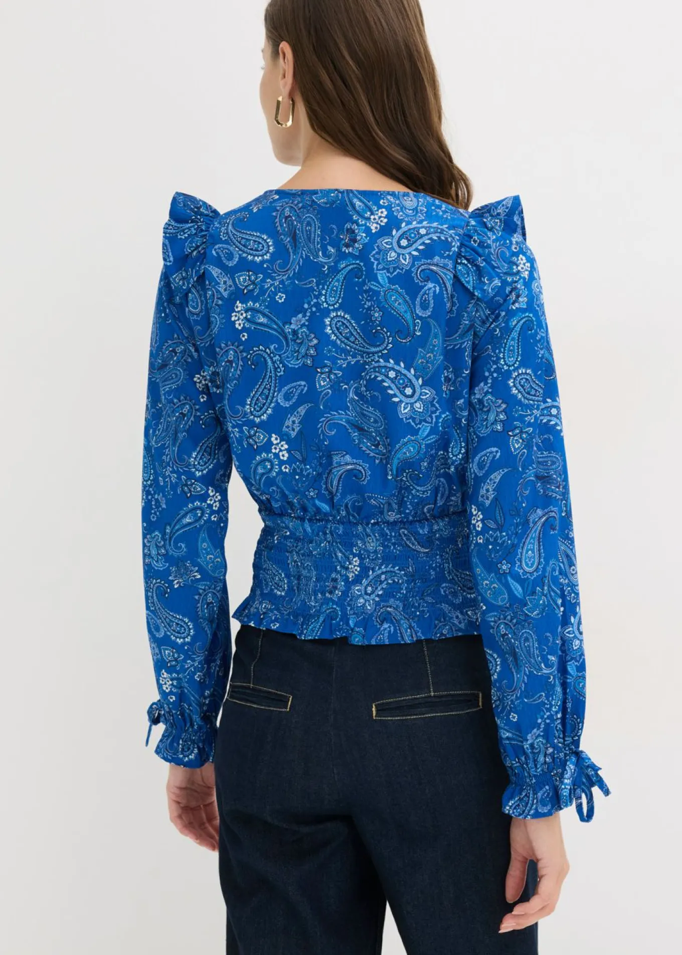 Blusa con volantes y nido de abeja