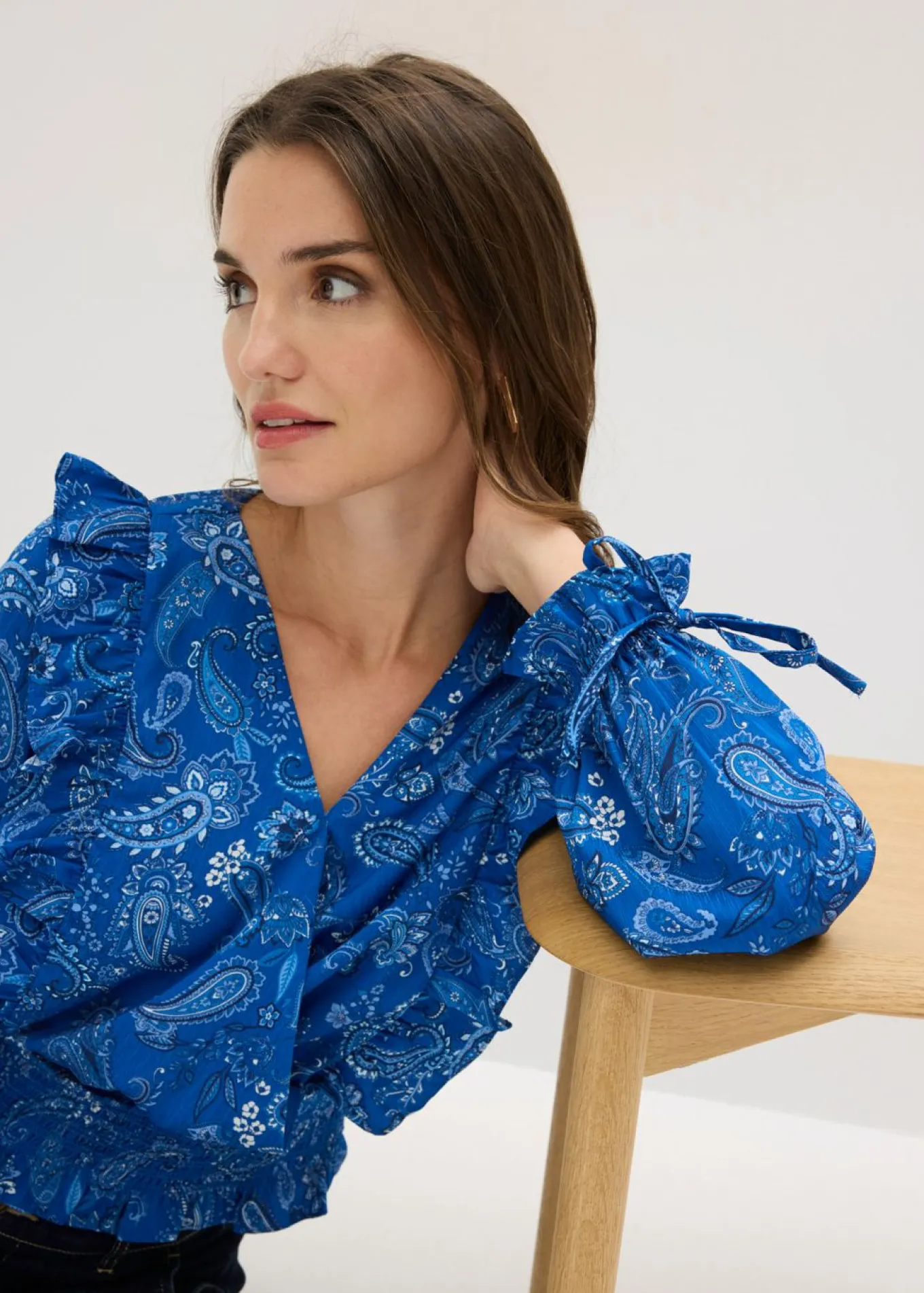 Blusa con volantes y nido de abeja