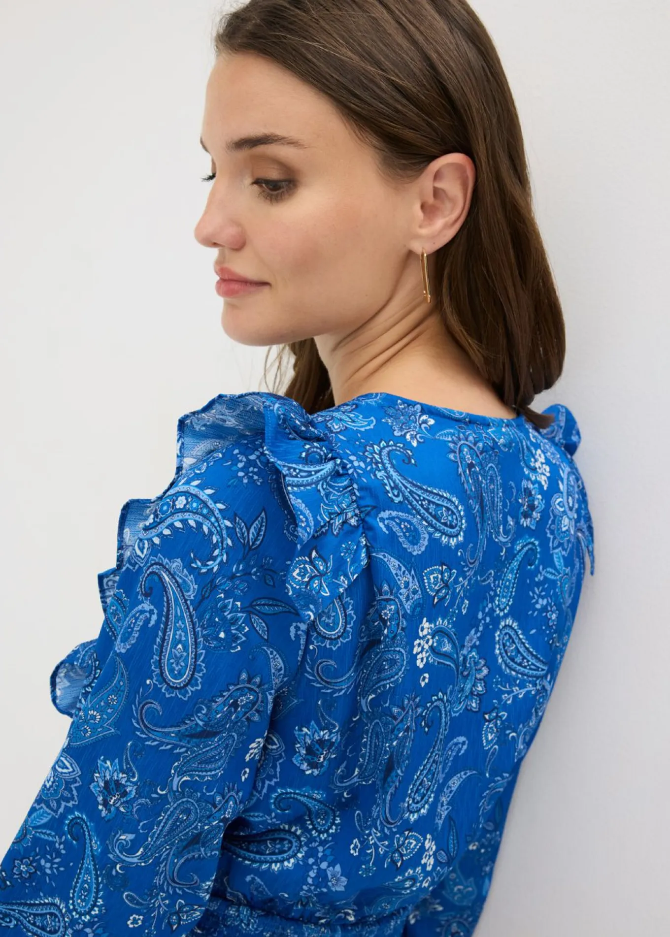 Blusa con volantes y nido de abeja