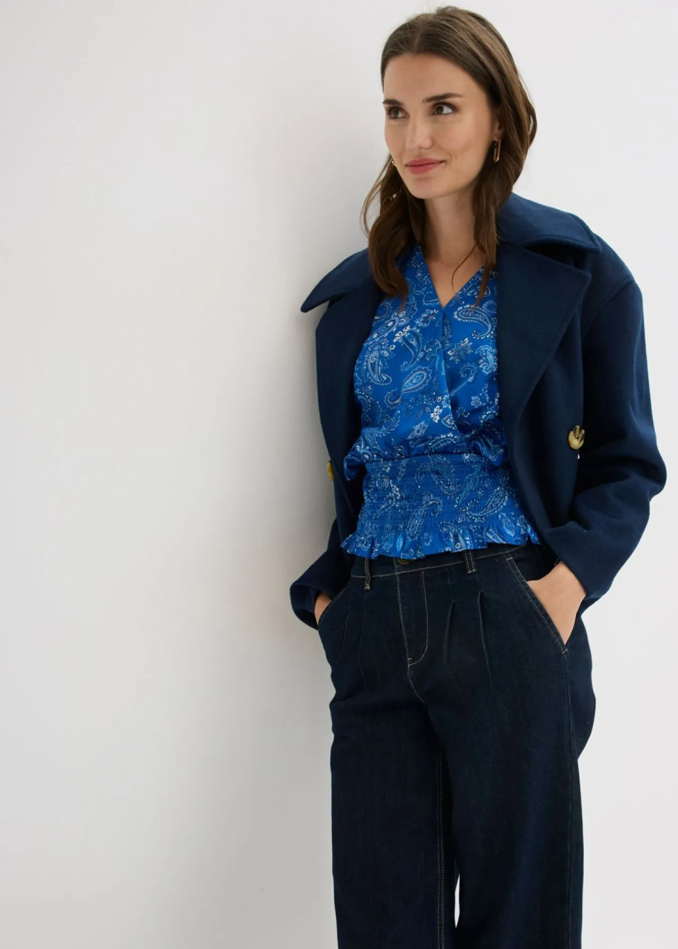 Blusa con volantes y nido de abeja