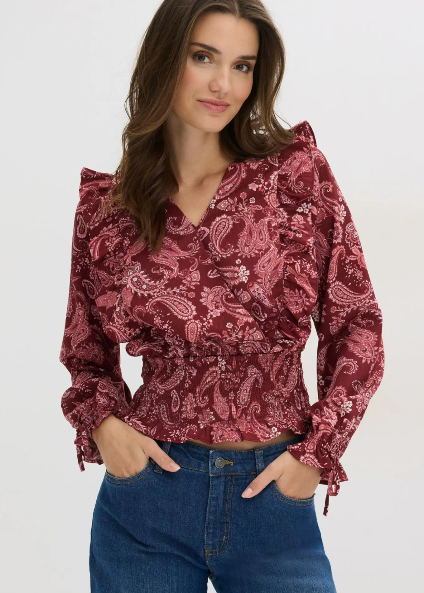 Blusa con volantes y nido de abeja