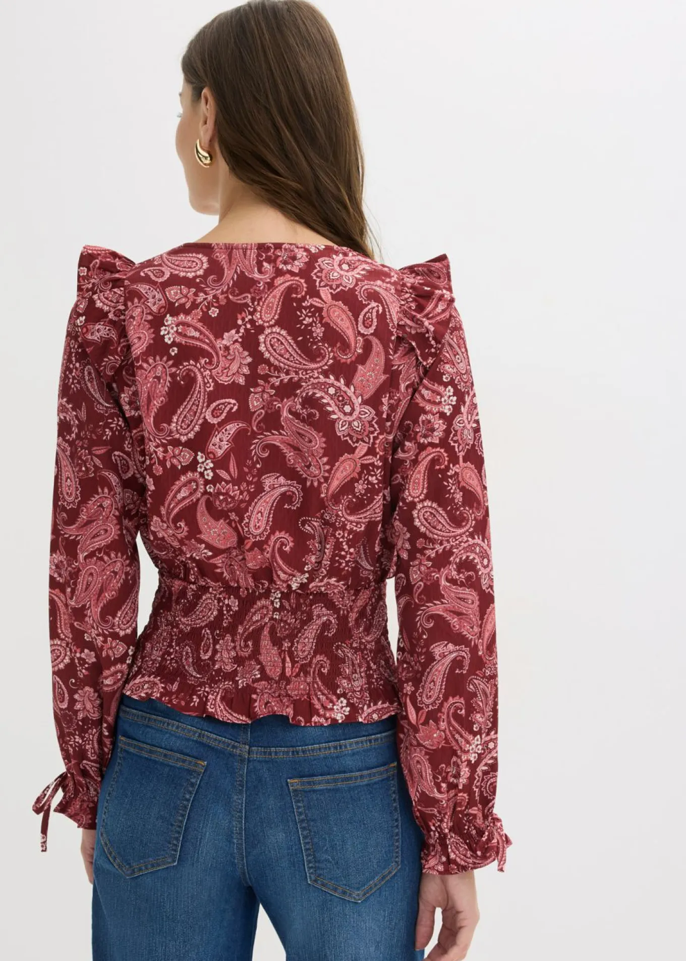 Blusa con volantes y nido de abeja