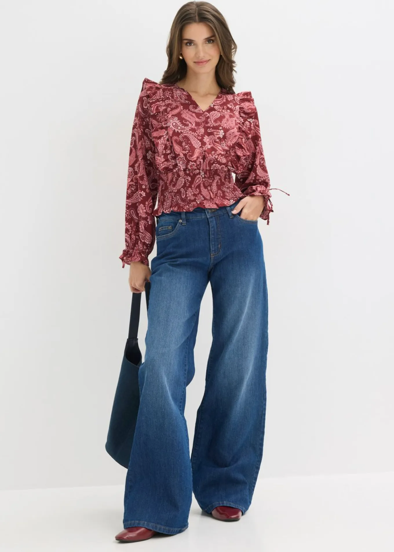 Blusa con volantes y nido de abeja