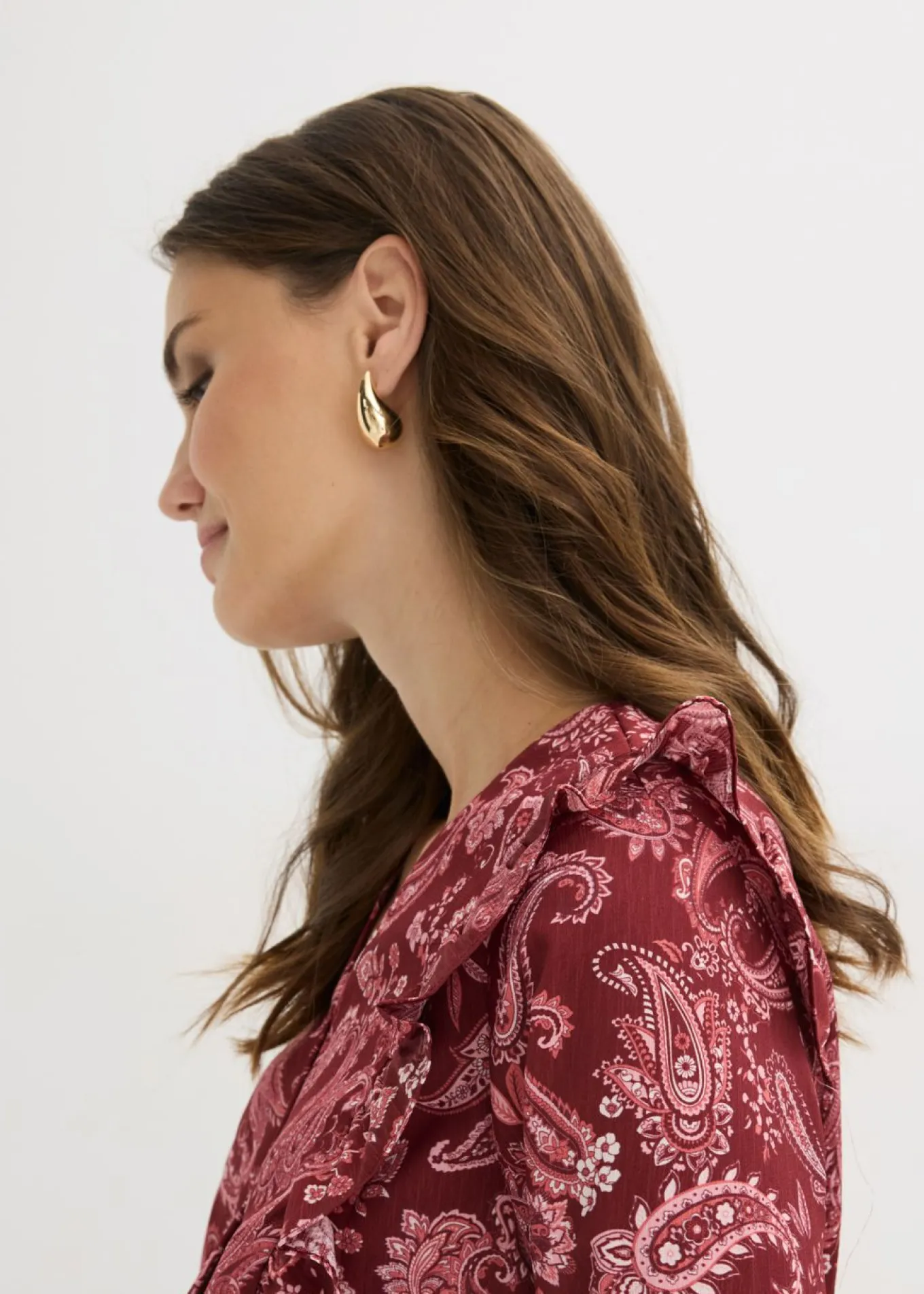 Blusa con volantes y nido de abeja