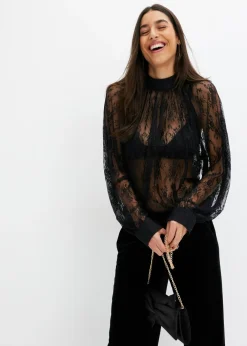 Blusa de encaje con ligeras transparencias