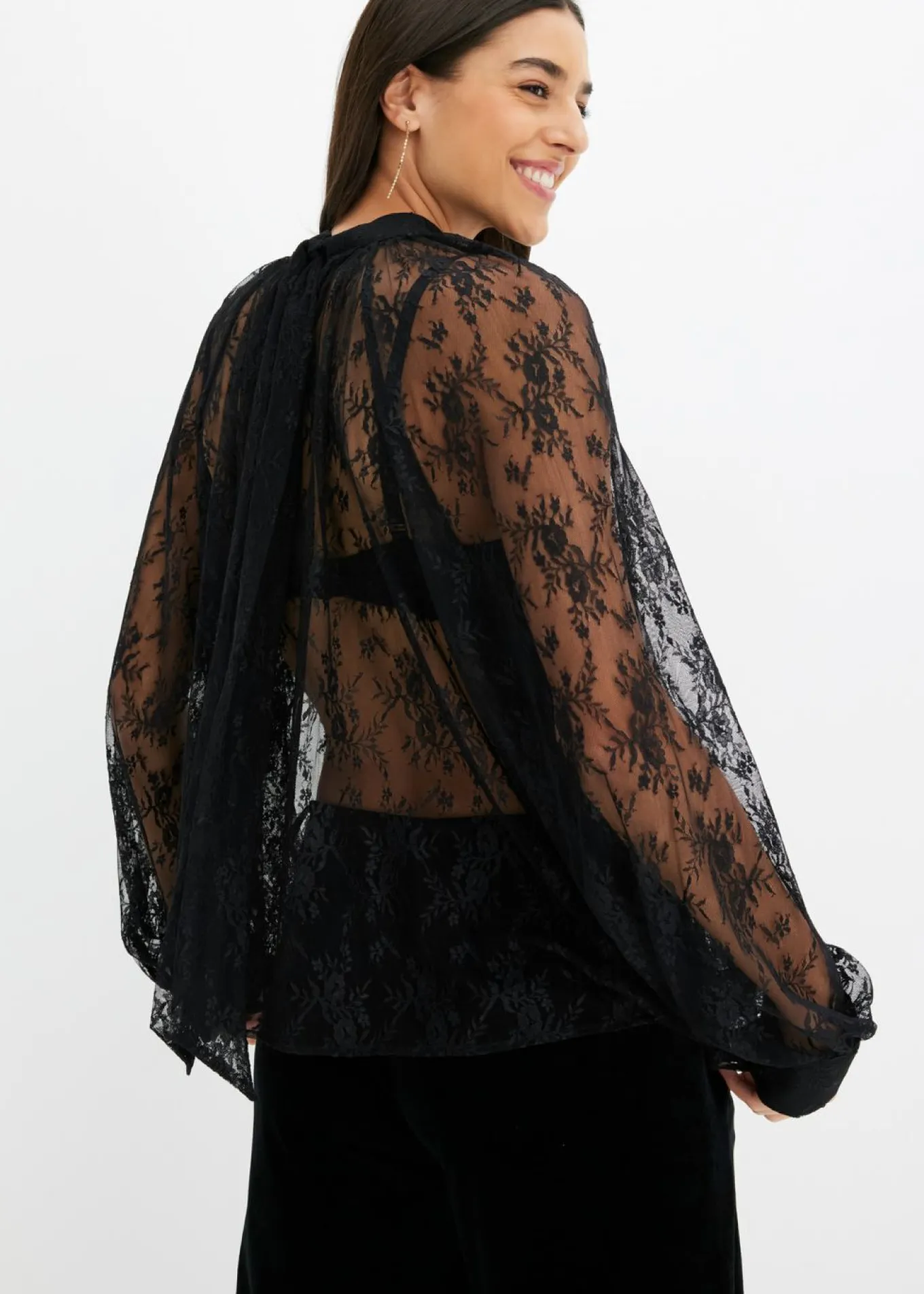 Blusa de encaje con ligeras transparencias