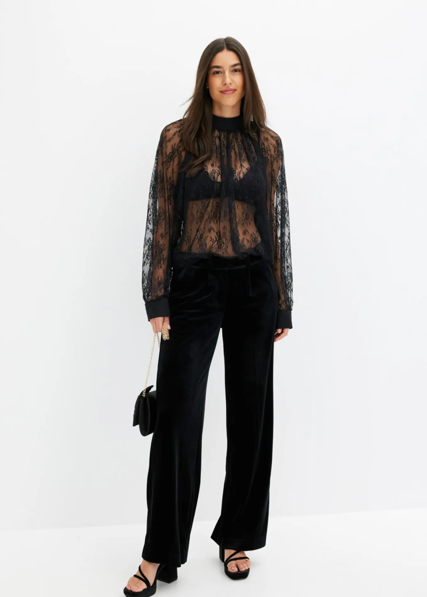 Blusa de encaje con ligeras transparencias