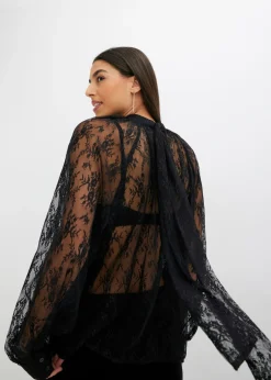 Blusa de encaje con ligeras transparencias