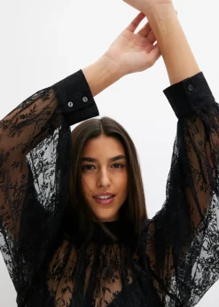 Blusa de encaje con ligeras transparencias