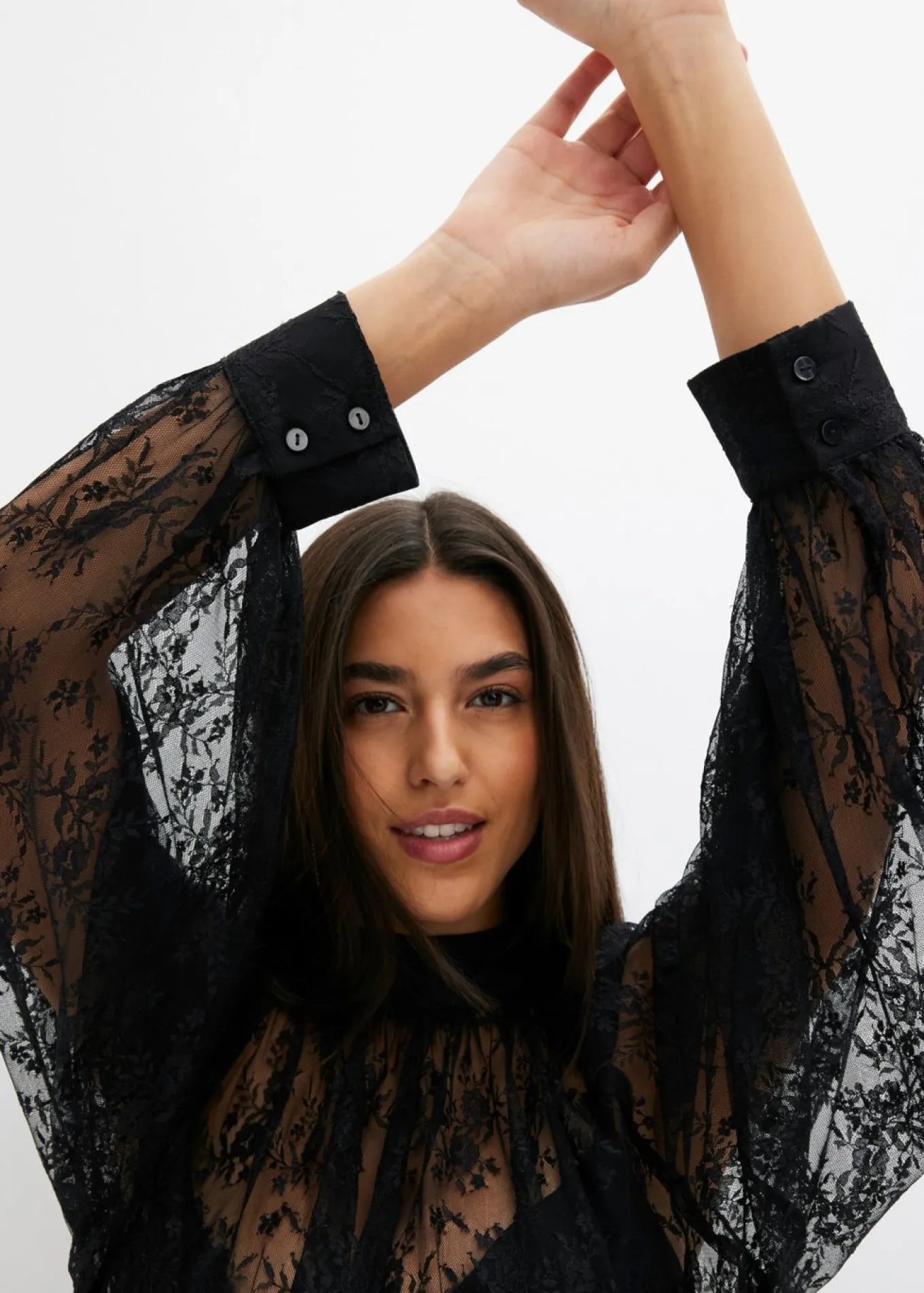 Blusa de encaje con ligeras transparencias