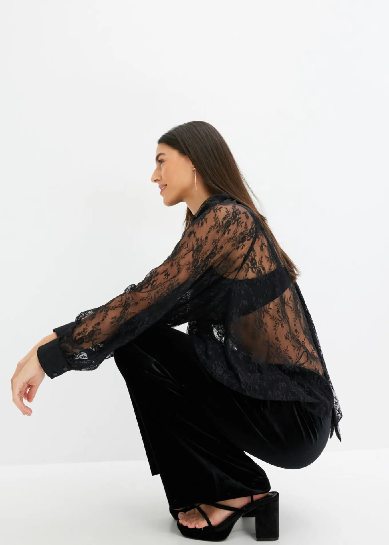 Blusa de encaje con ligeras transparencias