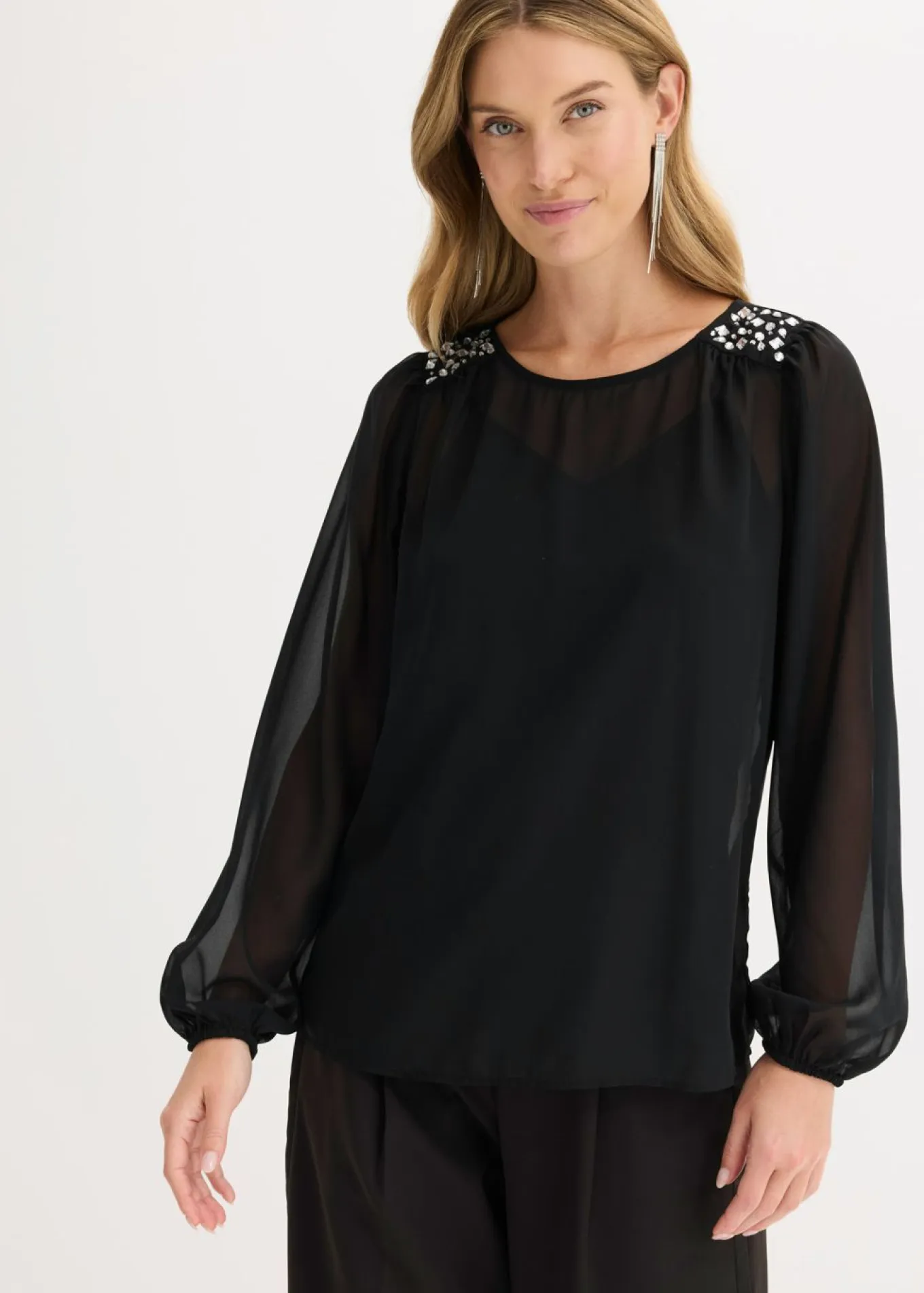 Blusa de gasa con adornos de piedras brillantes