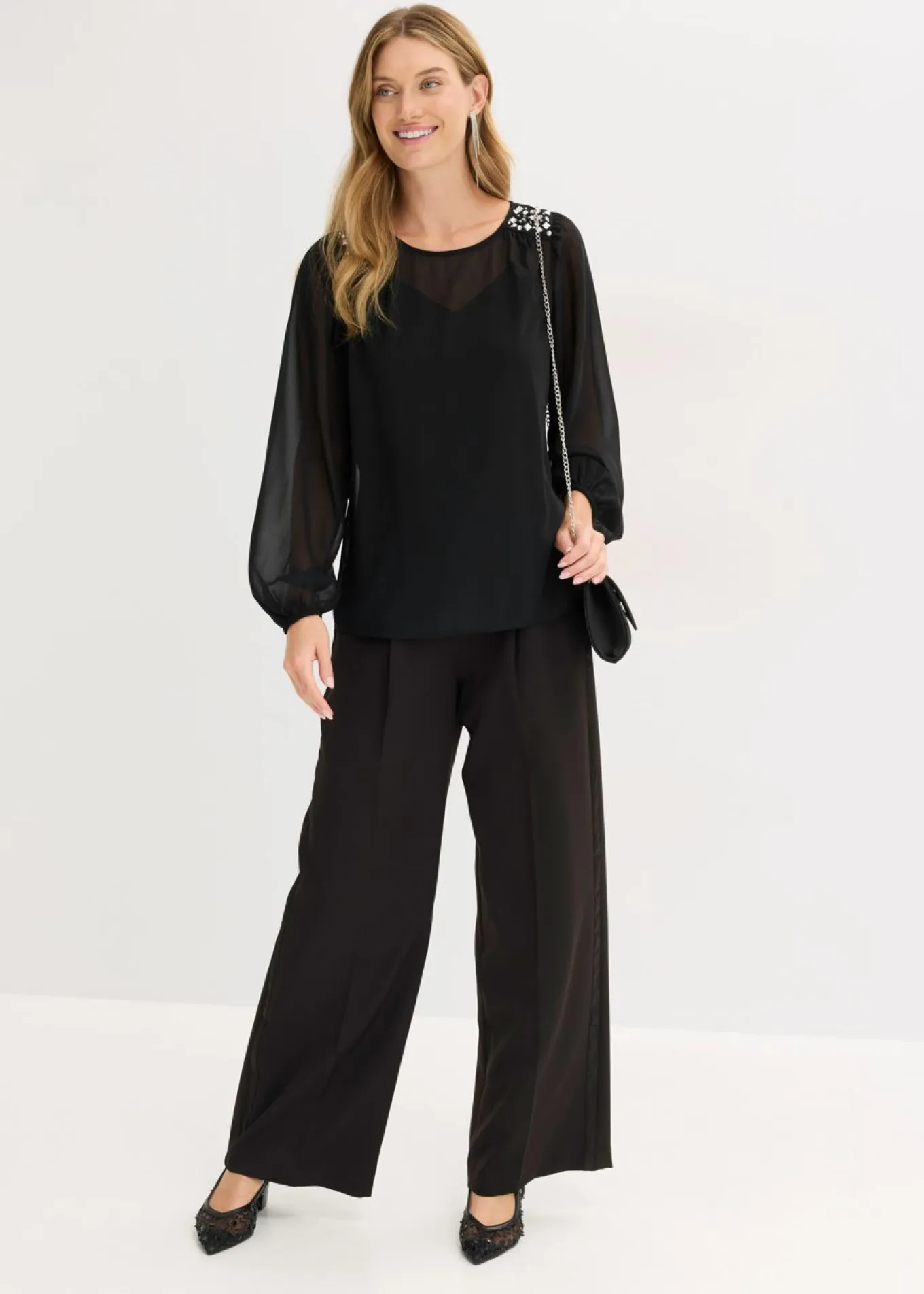 Blusa de gasa con adornos de piedras brillantes