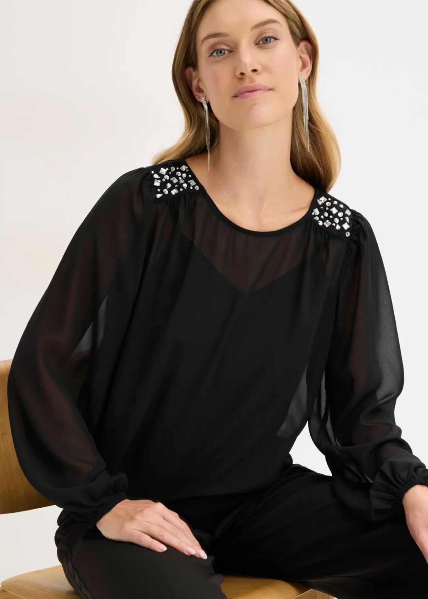 Blusa de gasa con adornos de piedras brillantes