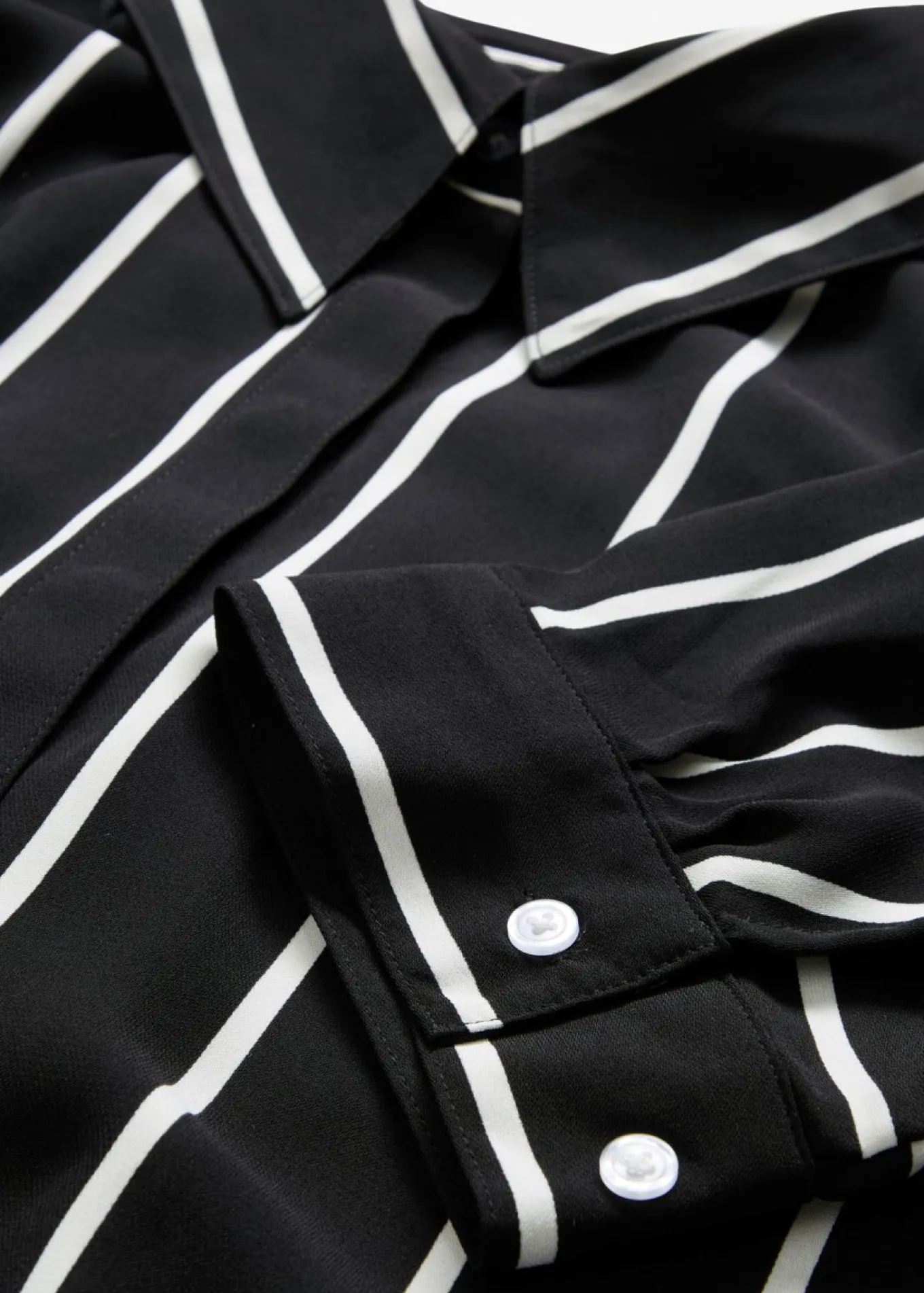 Blusa de manga corta con crepé estructurado