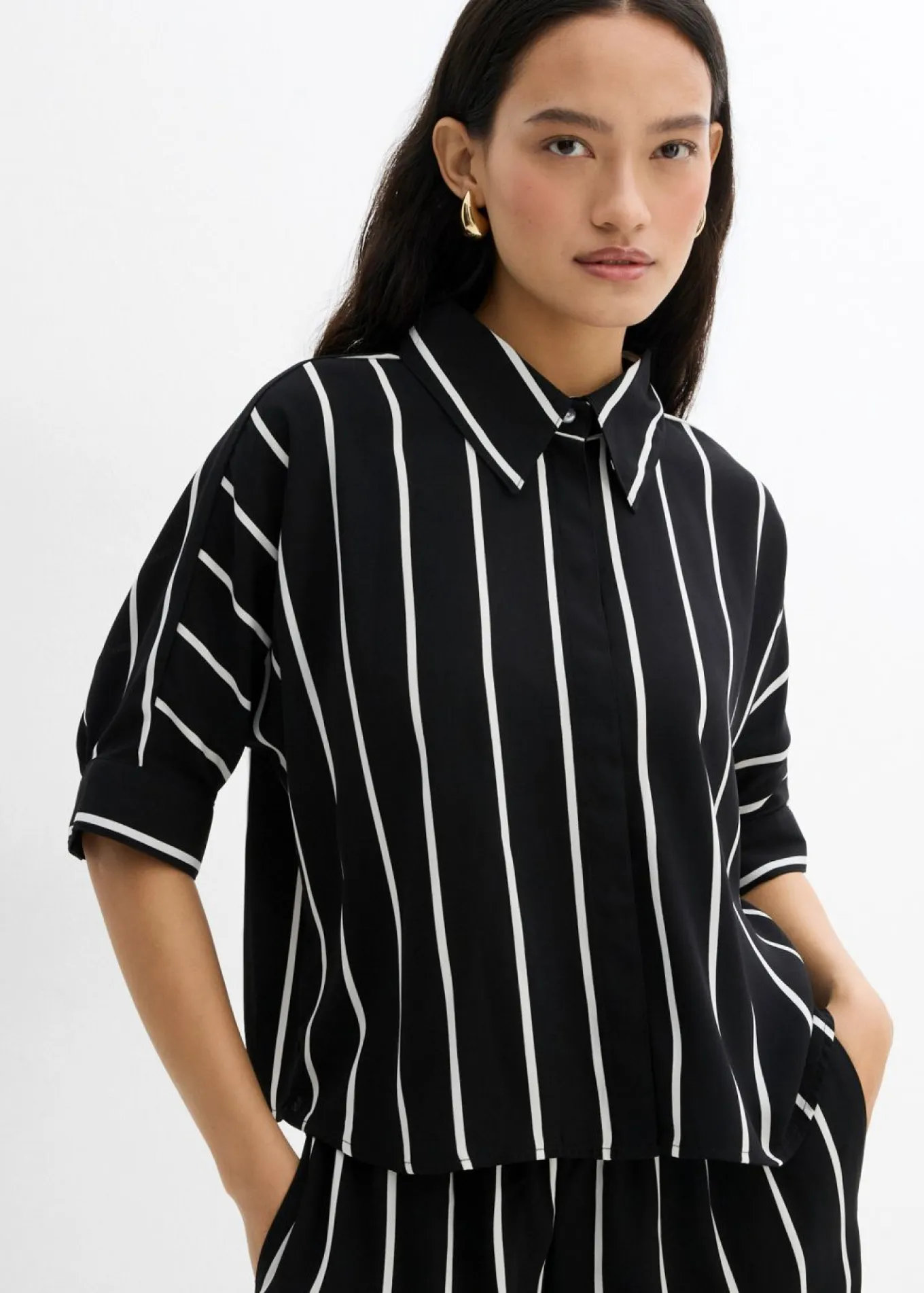 Blusa de manga corta con crepé estructurado