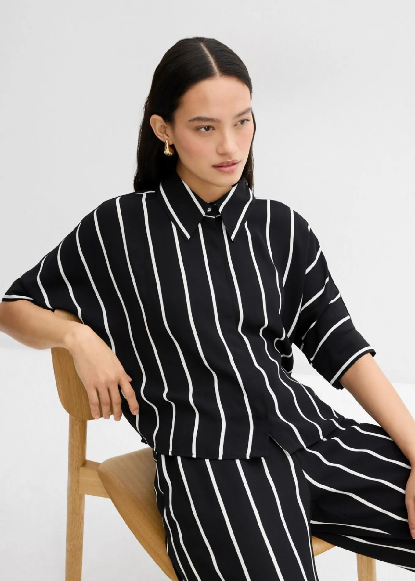 Blusa de manga corta con crepé estructurado
