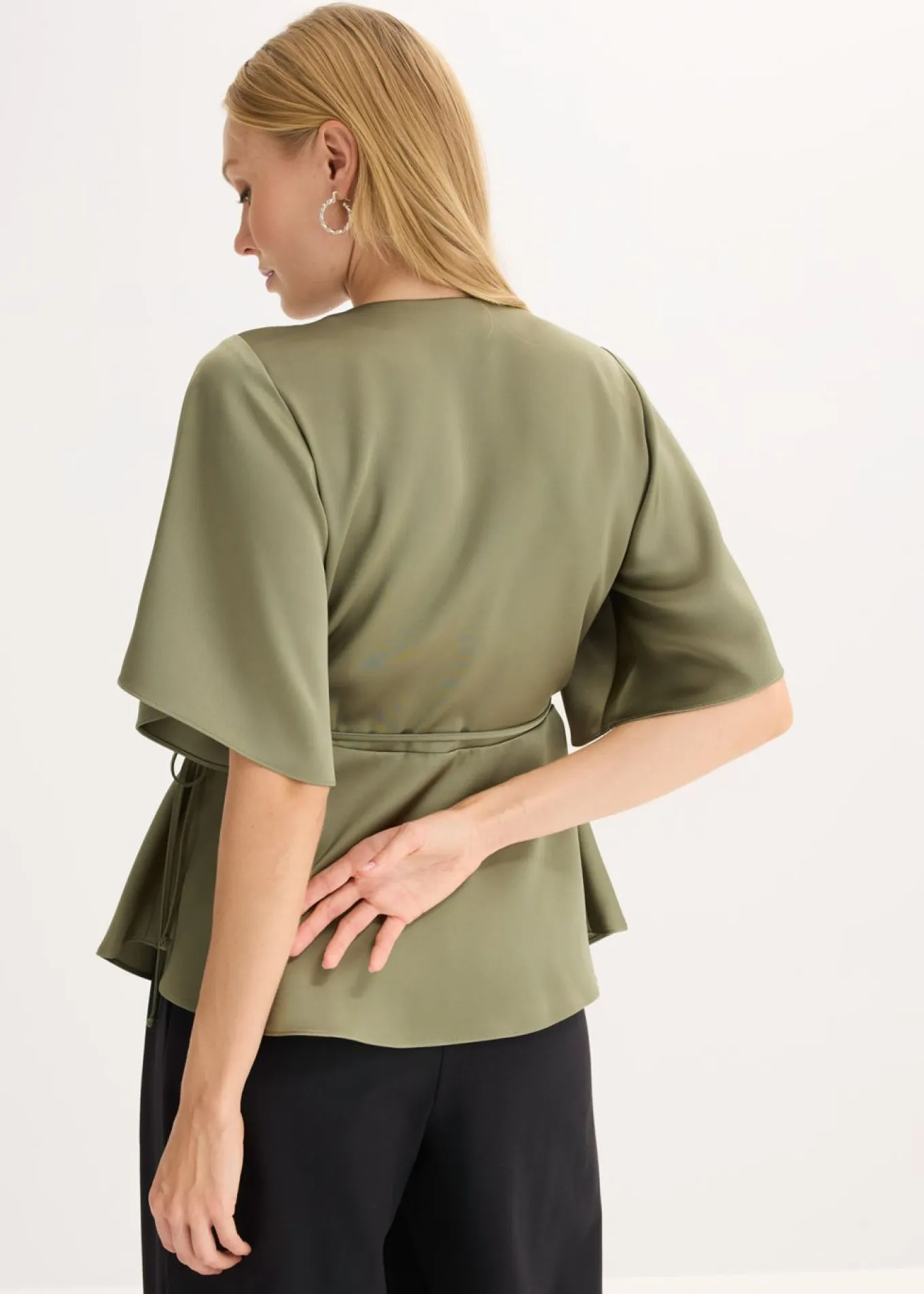 Blusa de manga corta con escote pronunciado