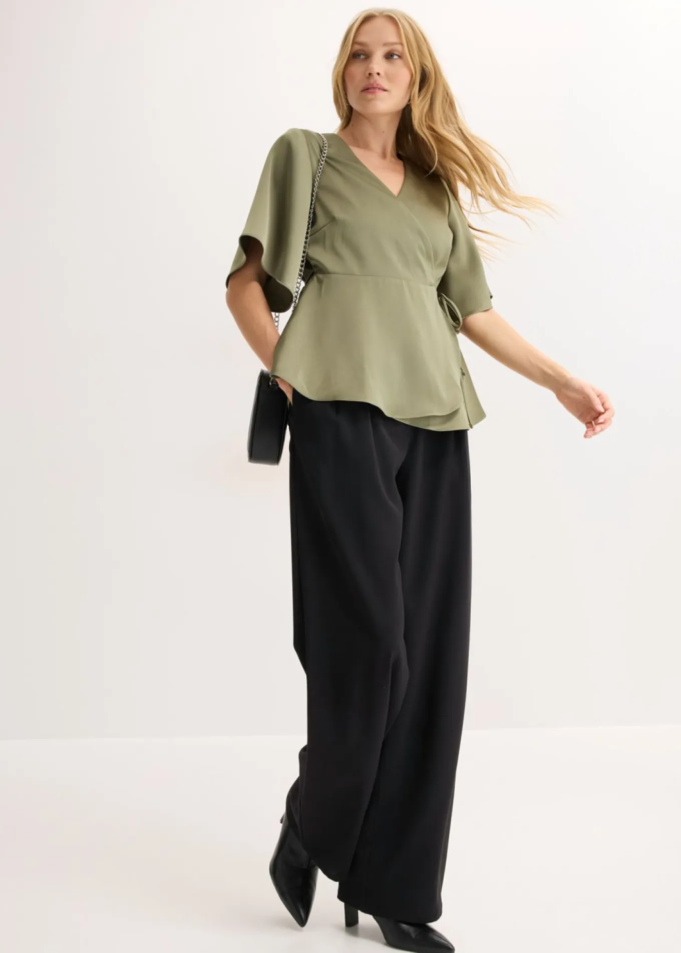 Blusa de manga corta con escote pronunciado