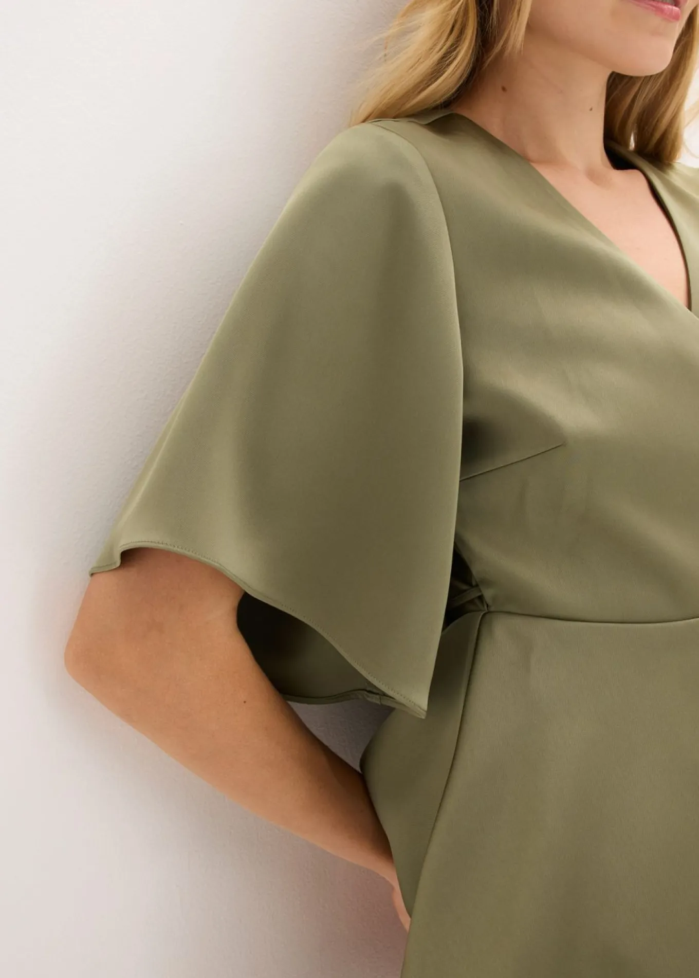 Blusa de manga corta con escote pronunciado