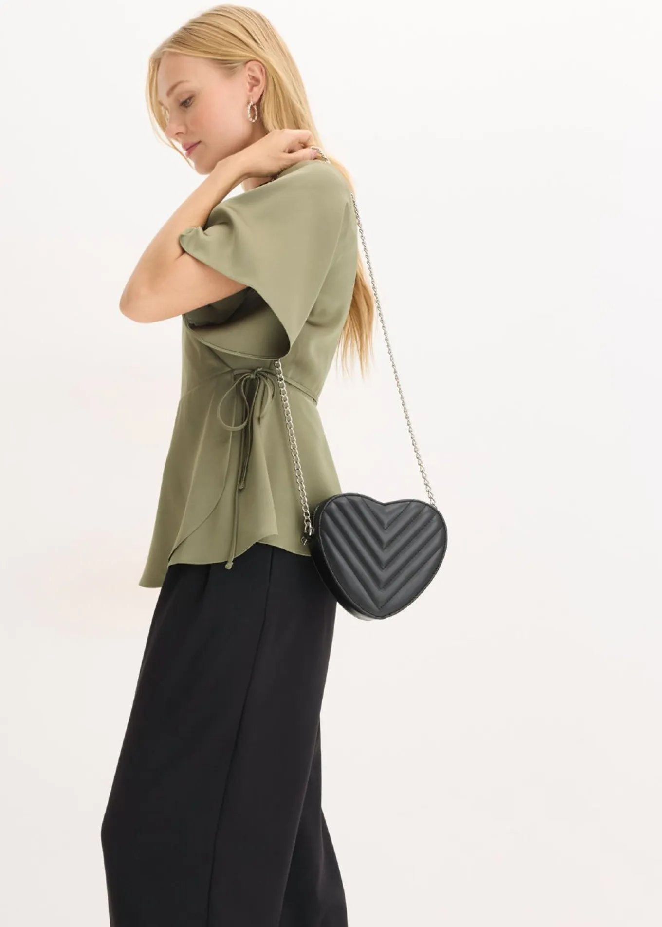 Blusa de manga corta con escote pronunciado
