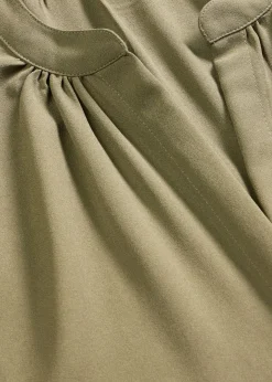 Blusa de manga corta con botones ocultos