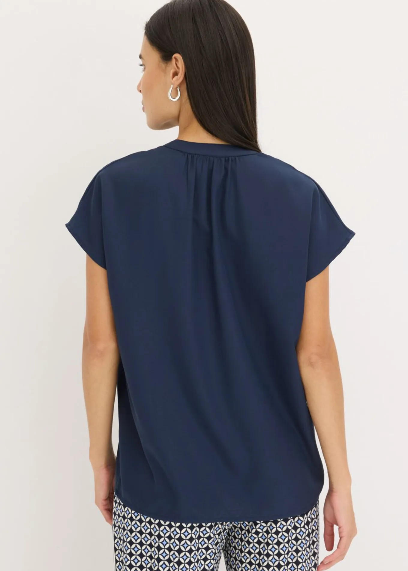 Blusa de manga corta con botones ocultos