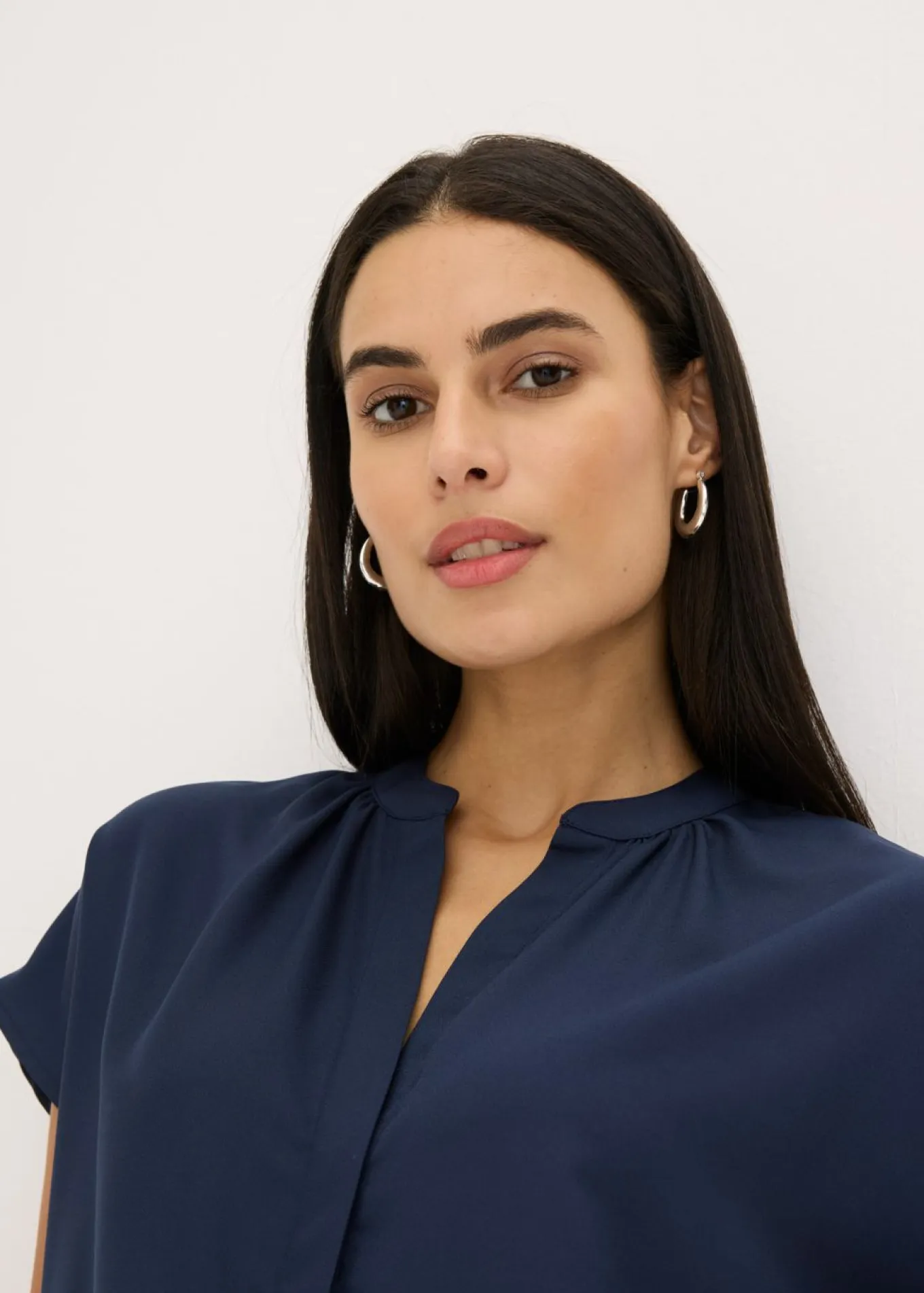 Blusa de manga corta con botones ocultos