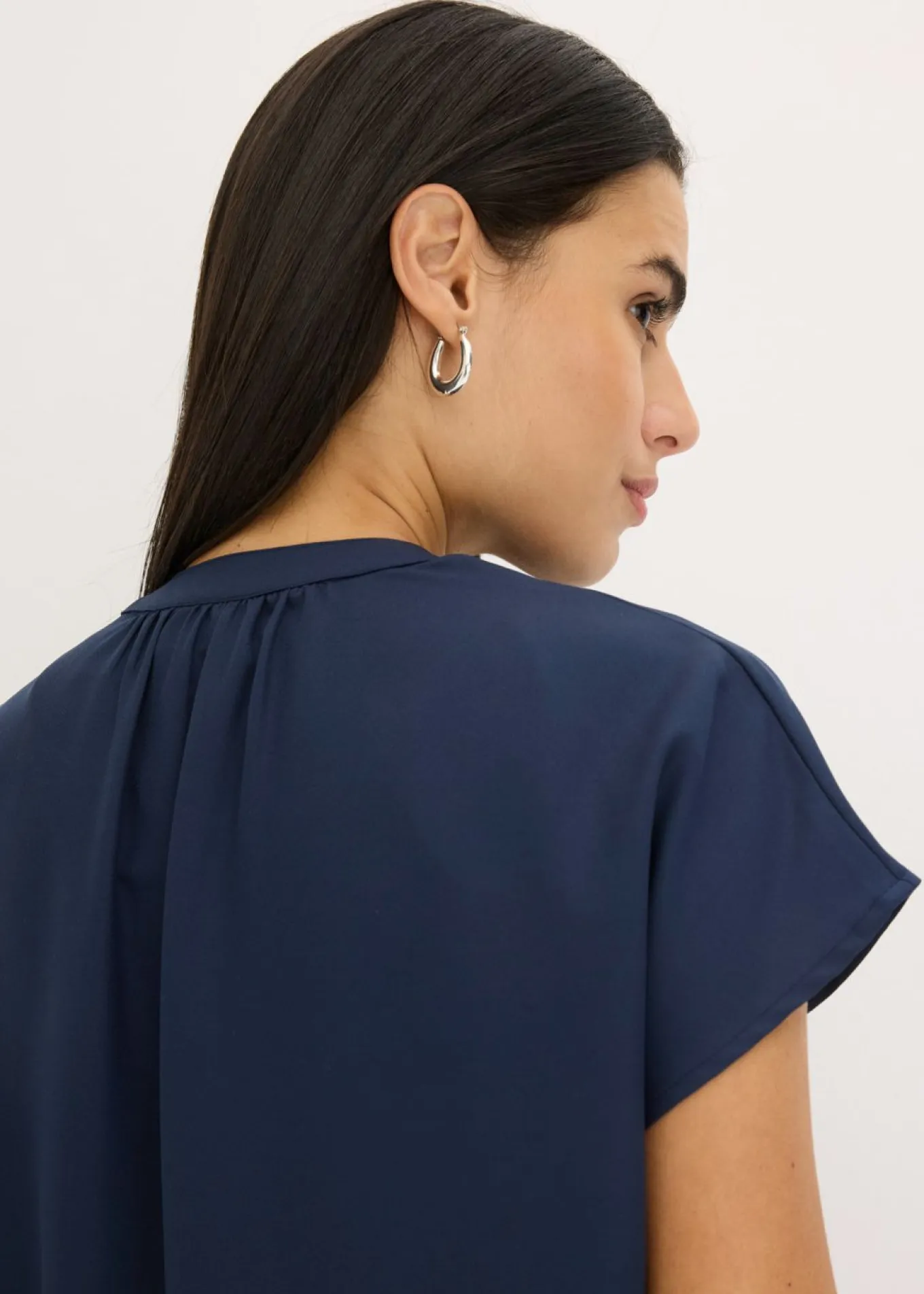 Blusa de manga corta con botones ocultos