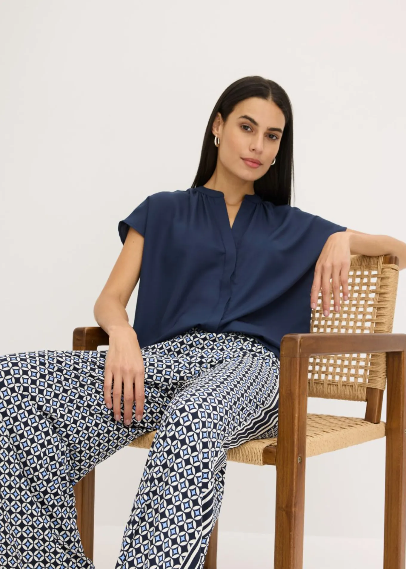 Blusa de manga corta con botones ocultos