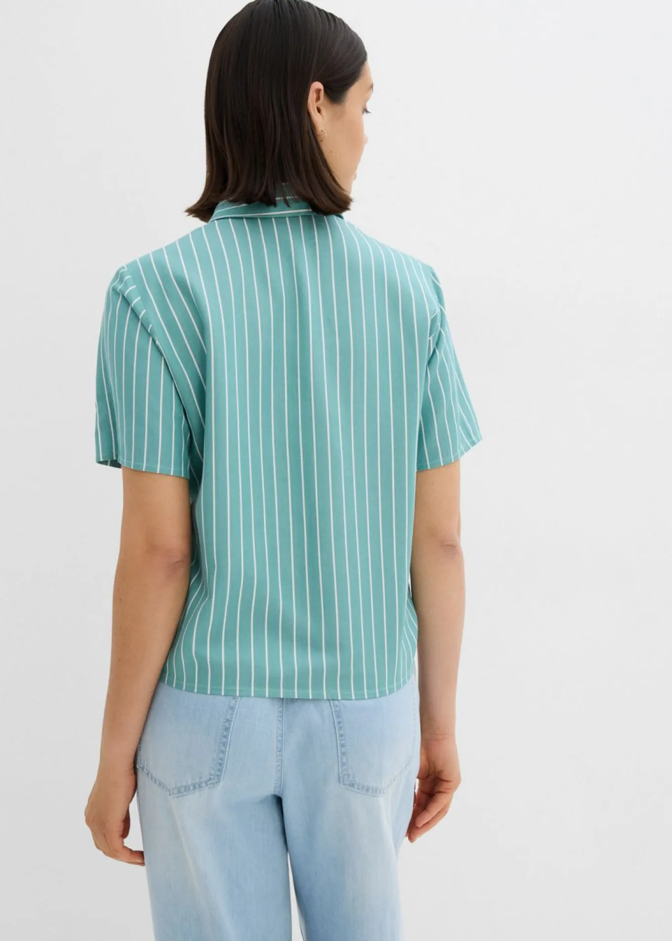 Blusa de manga corta con detalle de nudo y diseño a rayas