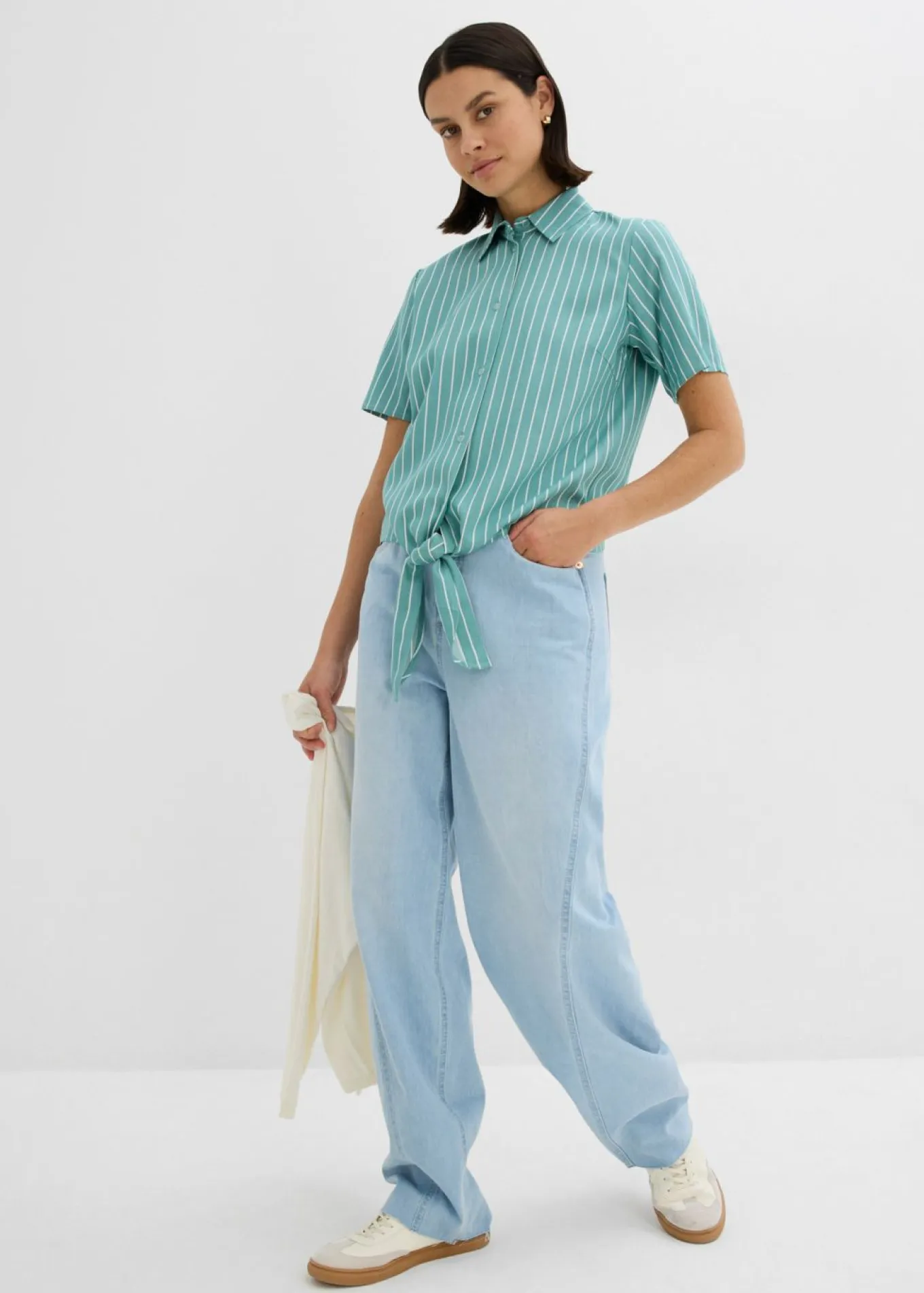Blusa de manga corta con detalle de nudo y diseño a rayas