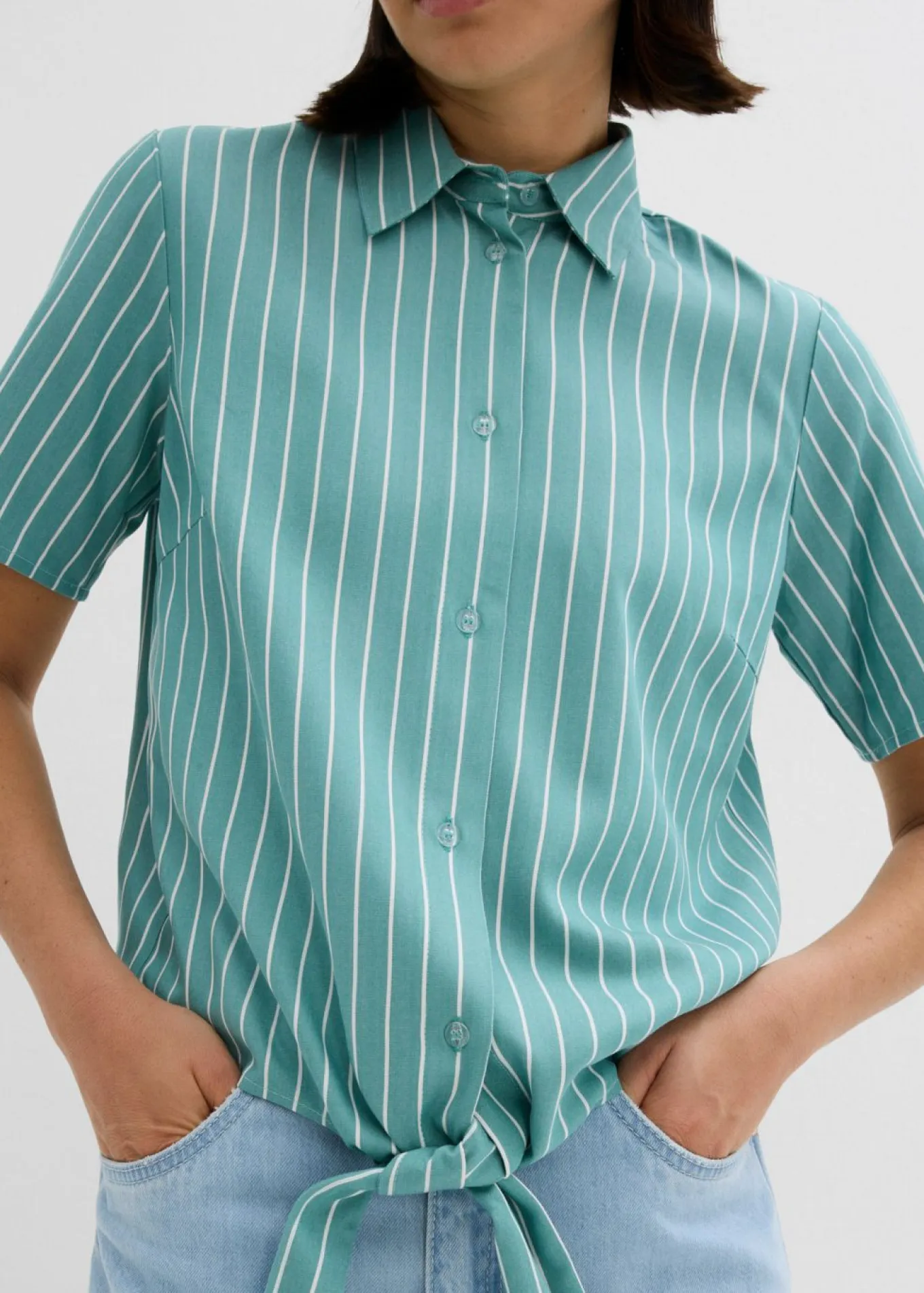 Blusa de manga corta con detalle de nudo y diseño a rayas