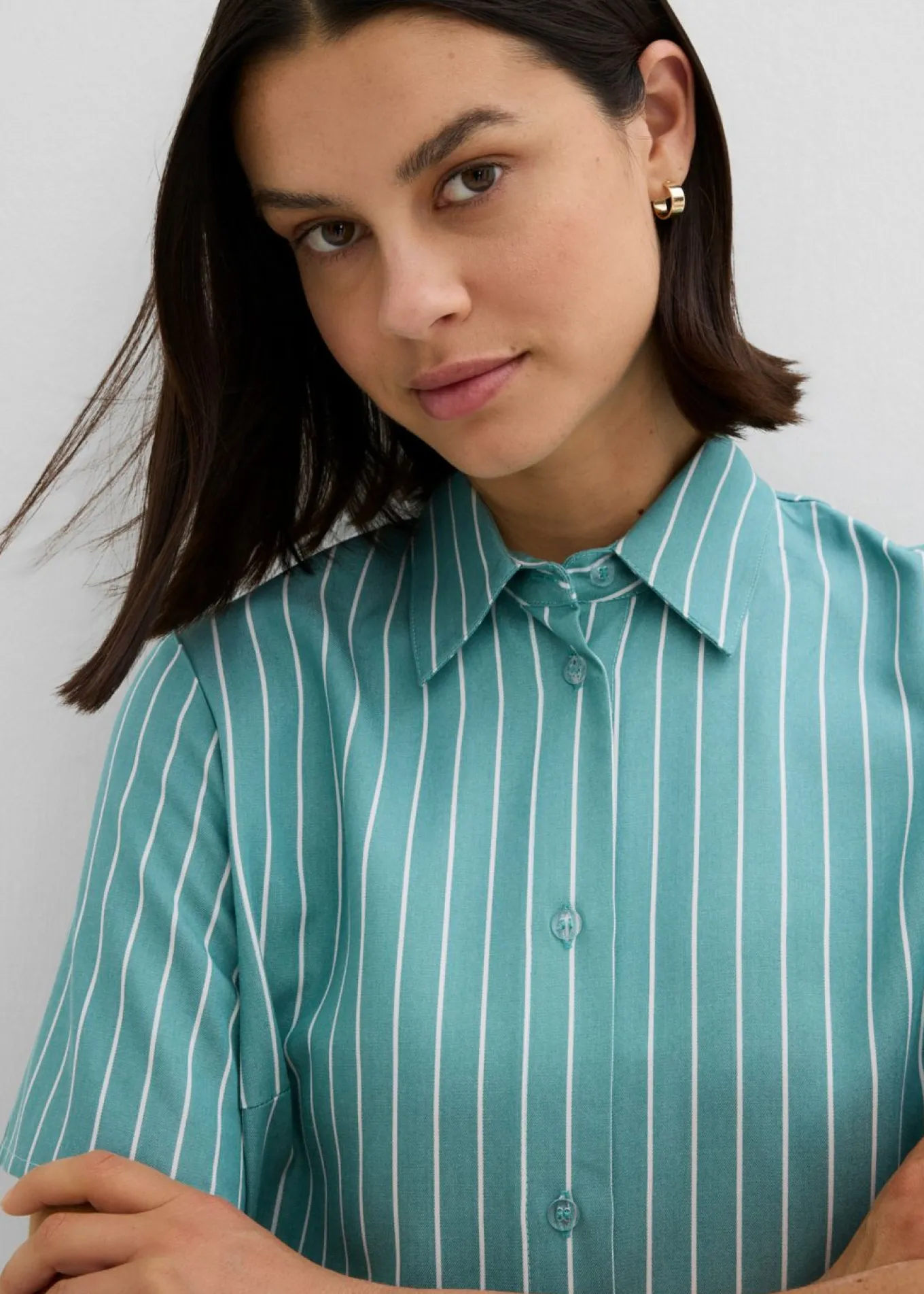 Blusa de manga corta con detalle de nudo y diseño a rayas