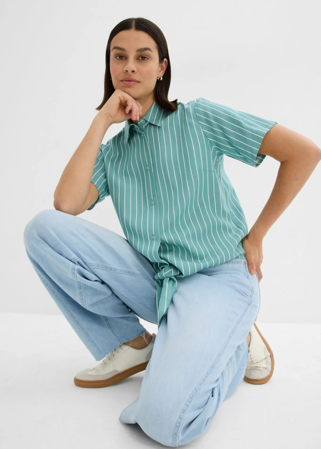 Blusa de manga corta con detalle de nudo y diseño a rayas